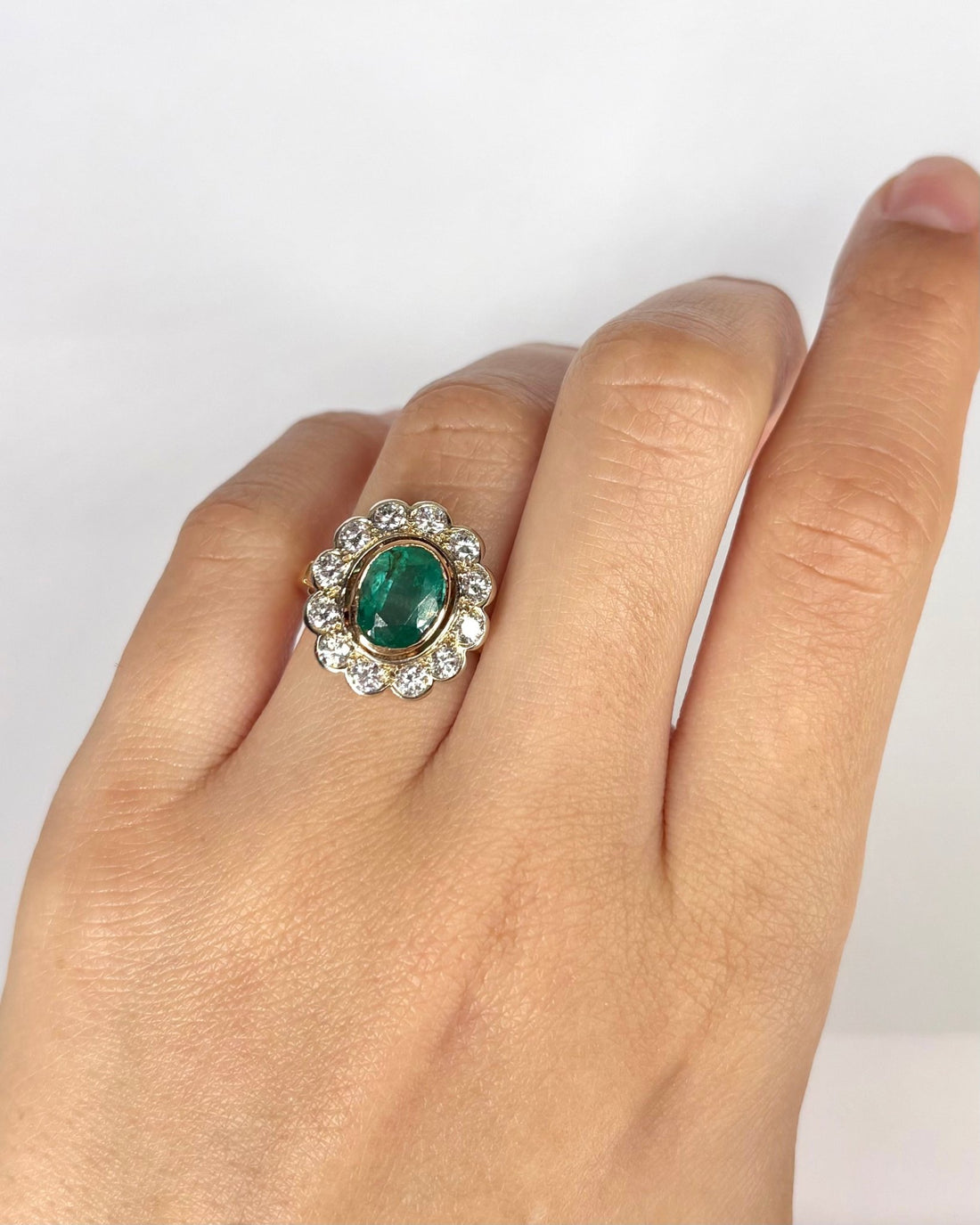 Bague Marguerite Émeraude 1.80 carat &amp; Diamants 1.20 carat "Sophie" - Elliade Paris