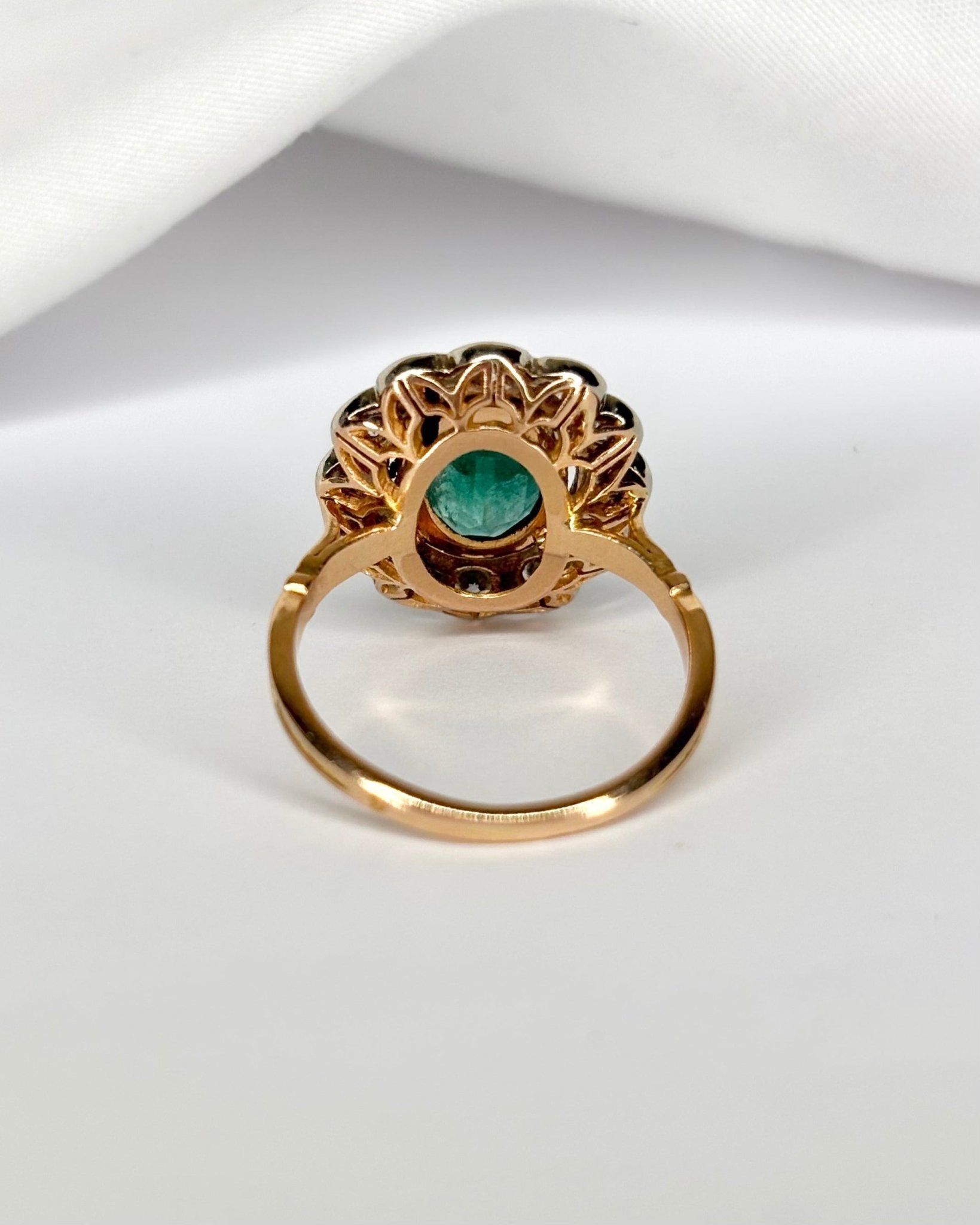 Bague Marguerite Émeraude 1.80 carat &amp; Diamants 1.20 carat "Sophie" - Elliade Paris