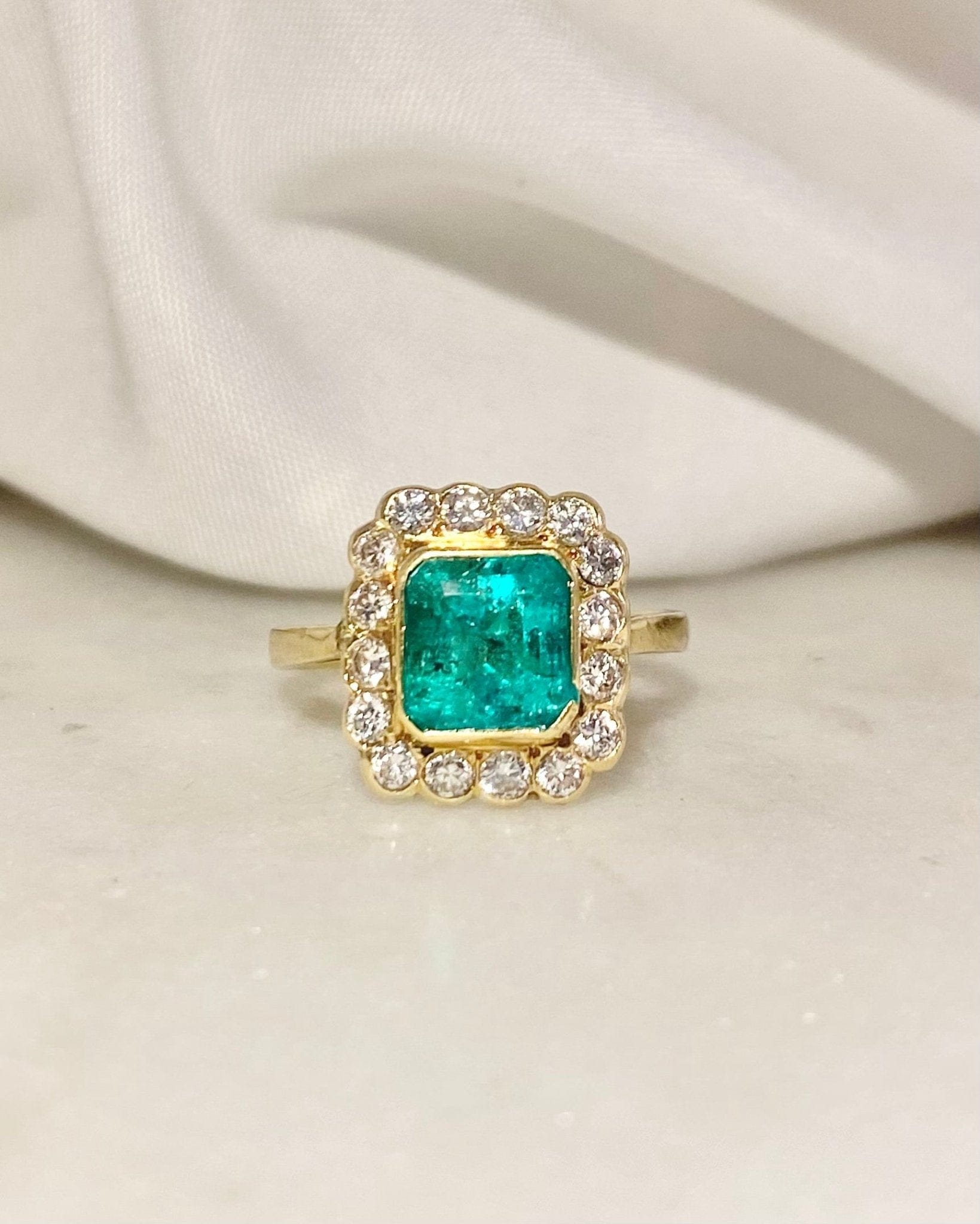 Bague Marguerite Emeraude 1.85 carat &amp; Diamants "Soline" - Elliade Paris