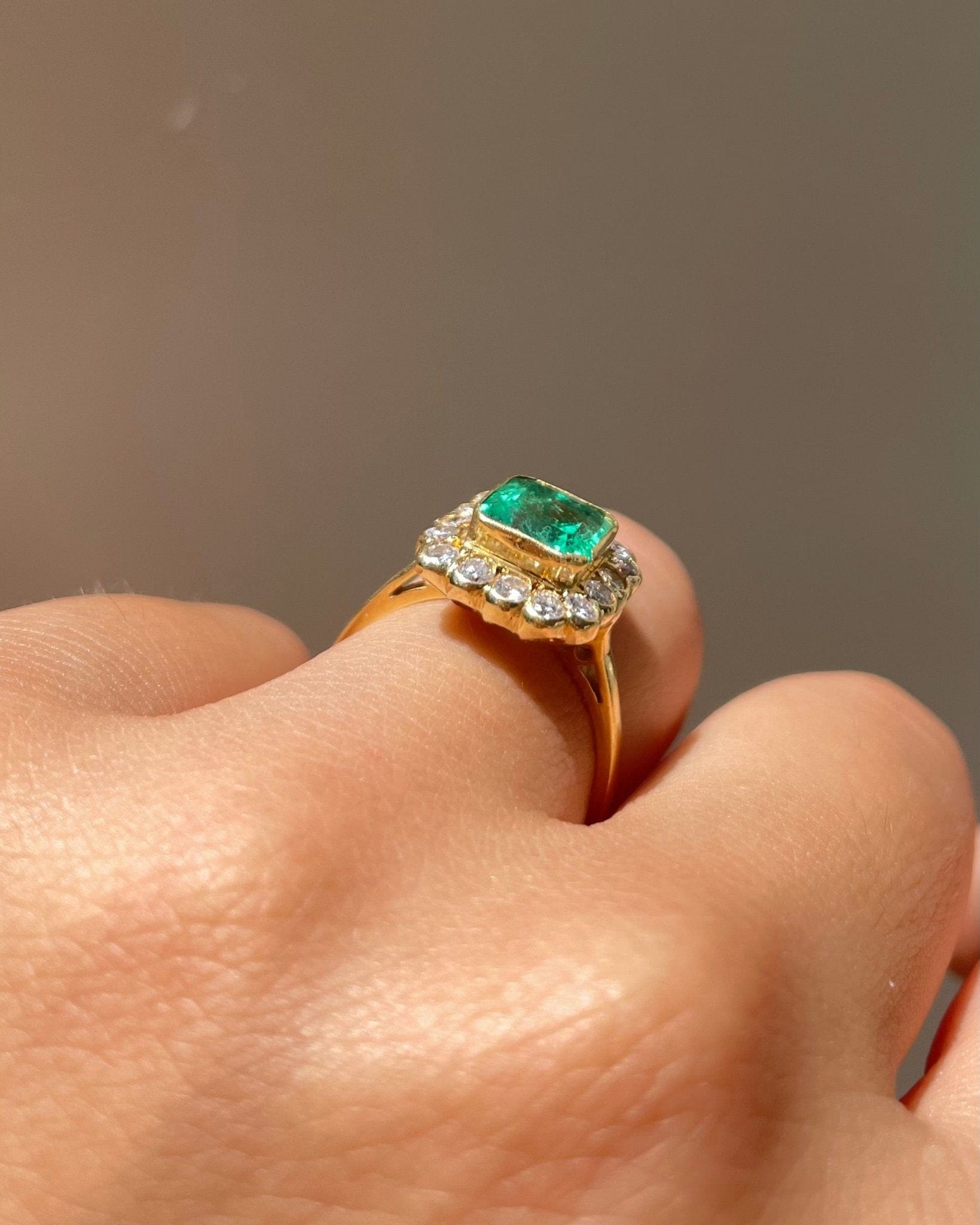 Bague Marguerite Emeraude 1.85 carat &amp; Diamants "Soline" - Elliade Paris