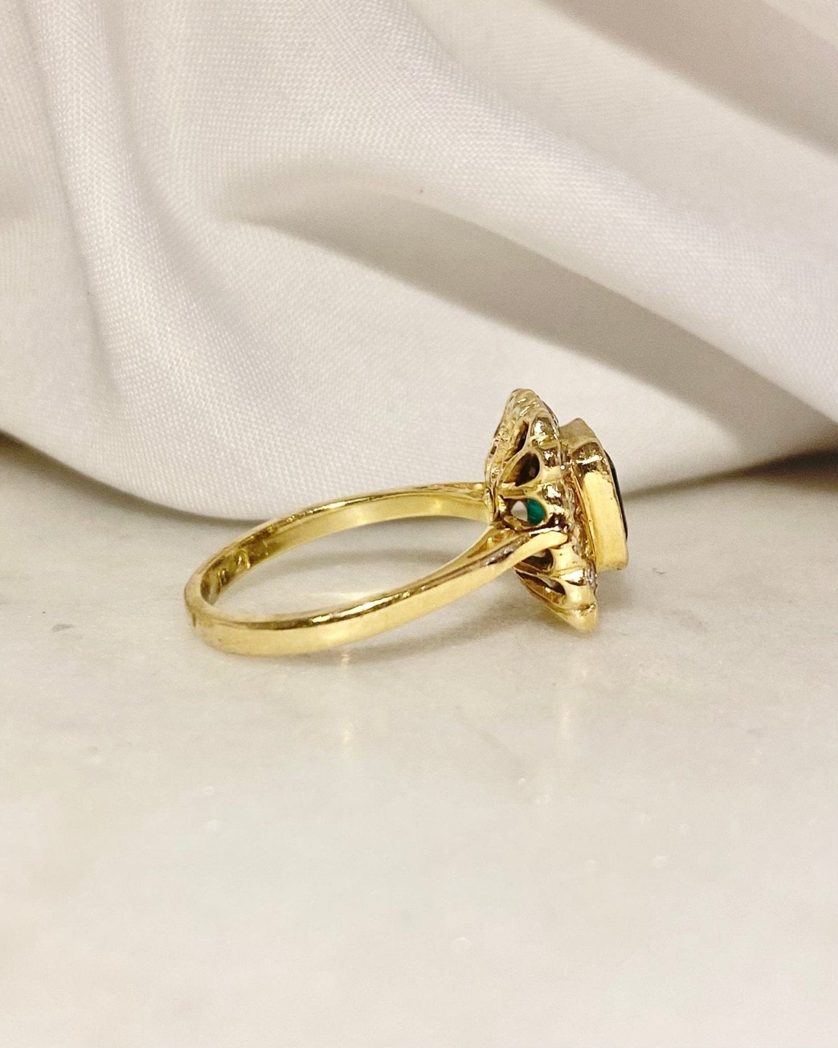 Bague Marguerite Emeraude 1.85 carat &amp; Diamants "Soline" - Elliade Paris