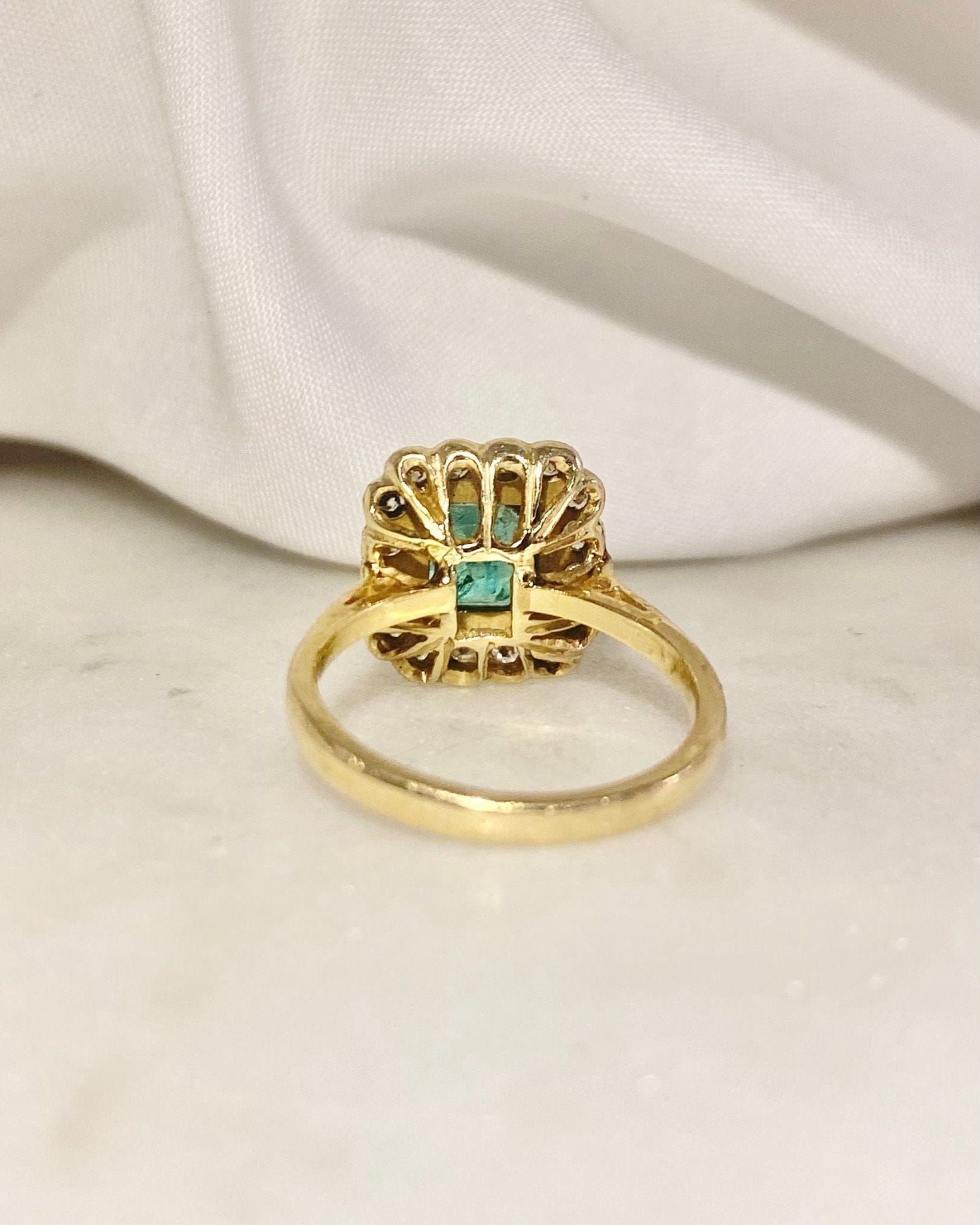 Bague Marguerite Emeraude 1.85 carat &amp; Diamants "Soline" - Elliade Paris