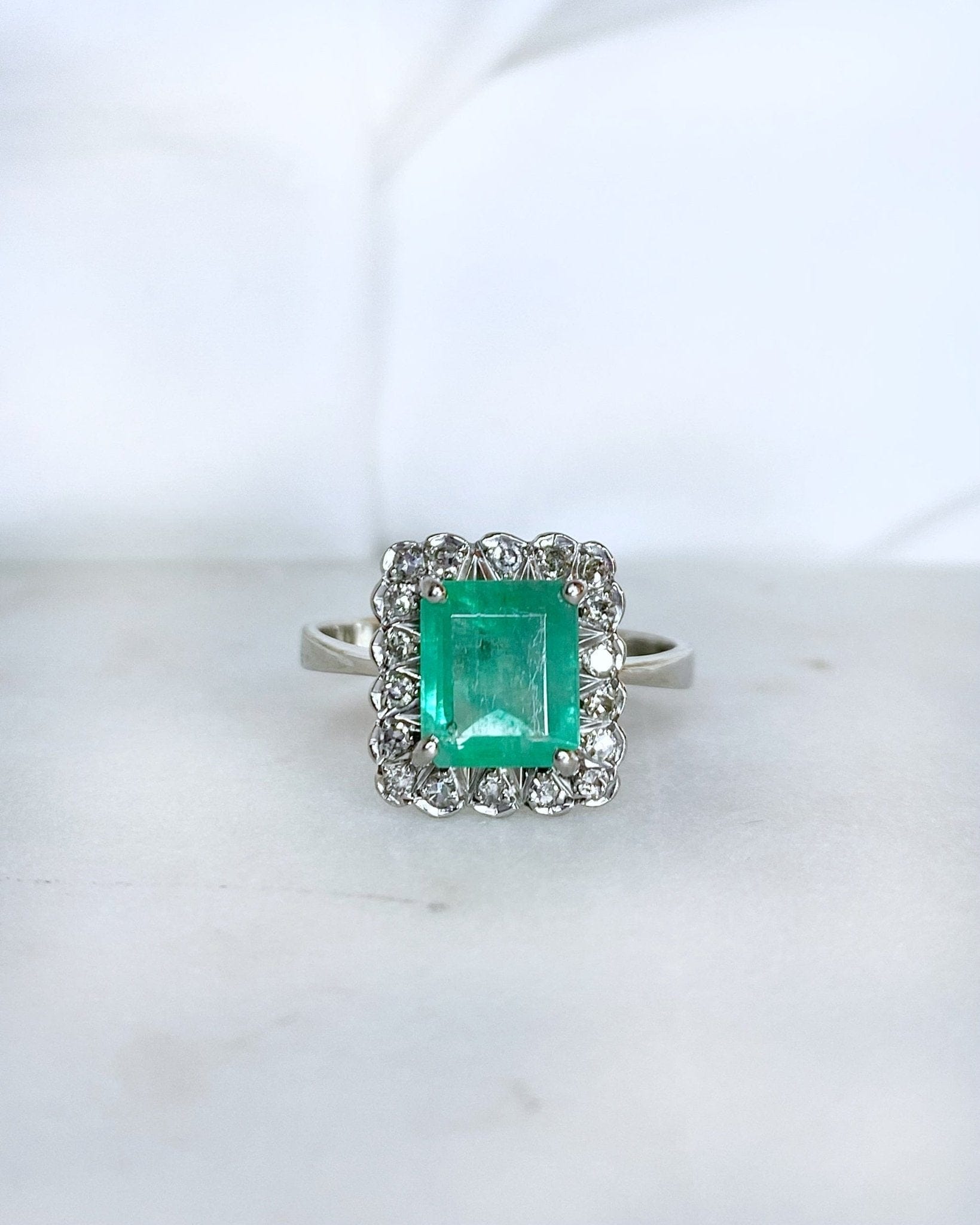 Bague Marguerite Émeraude 1.90 carat &amp; Diamants "Rozenn" - Elliade Paris
