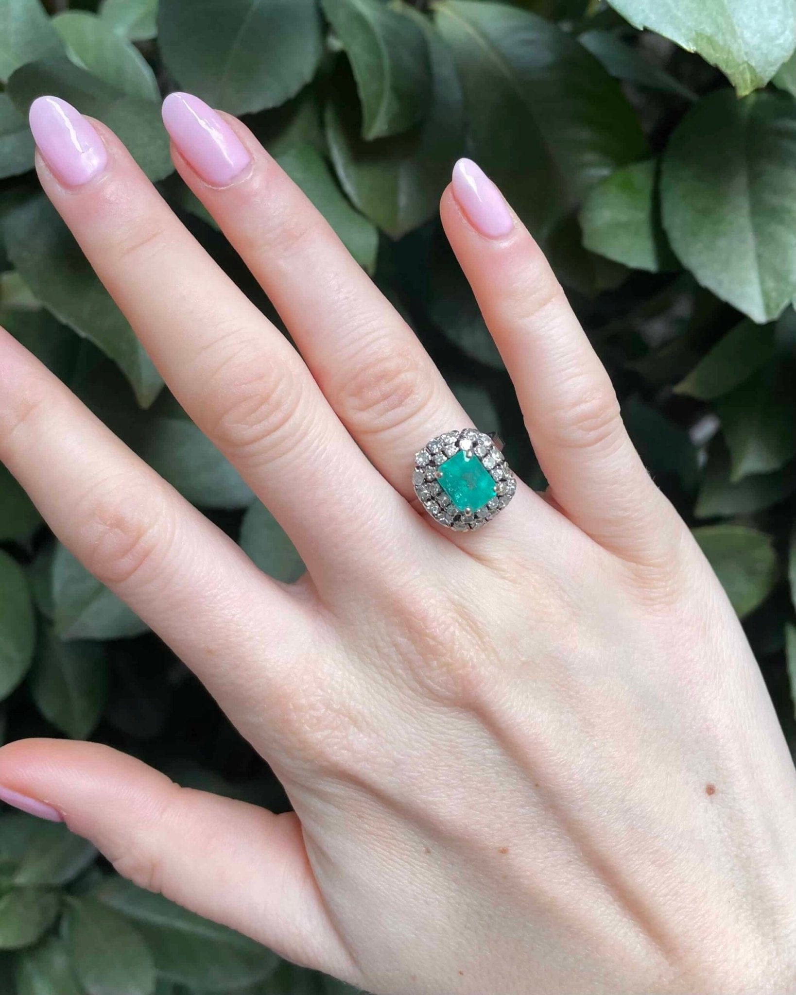 Bague Marguerite Émeraude 2 carats &amp; 30 Diamants "Elsie" - Elliade Paris