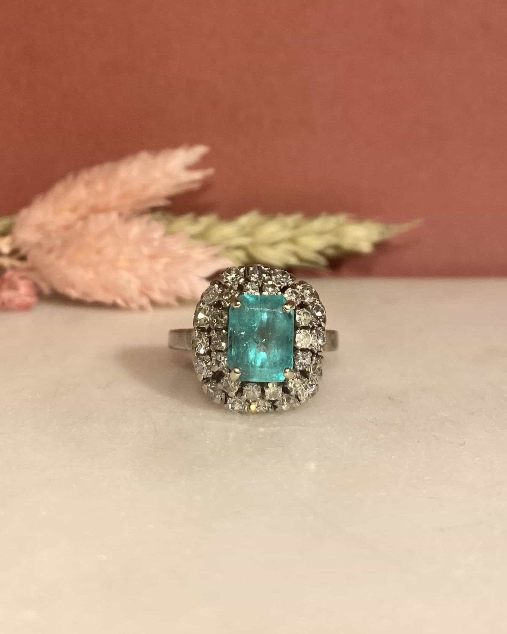Bague Marguerite Émeraude 2 carats &amp; 30 Diamants "Elsie" - Elliade Paris