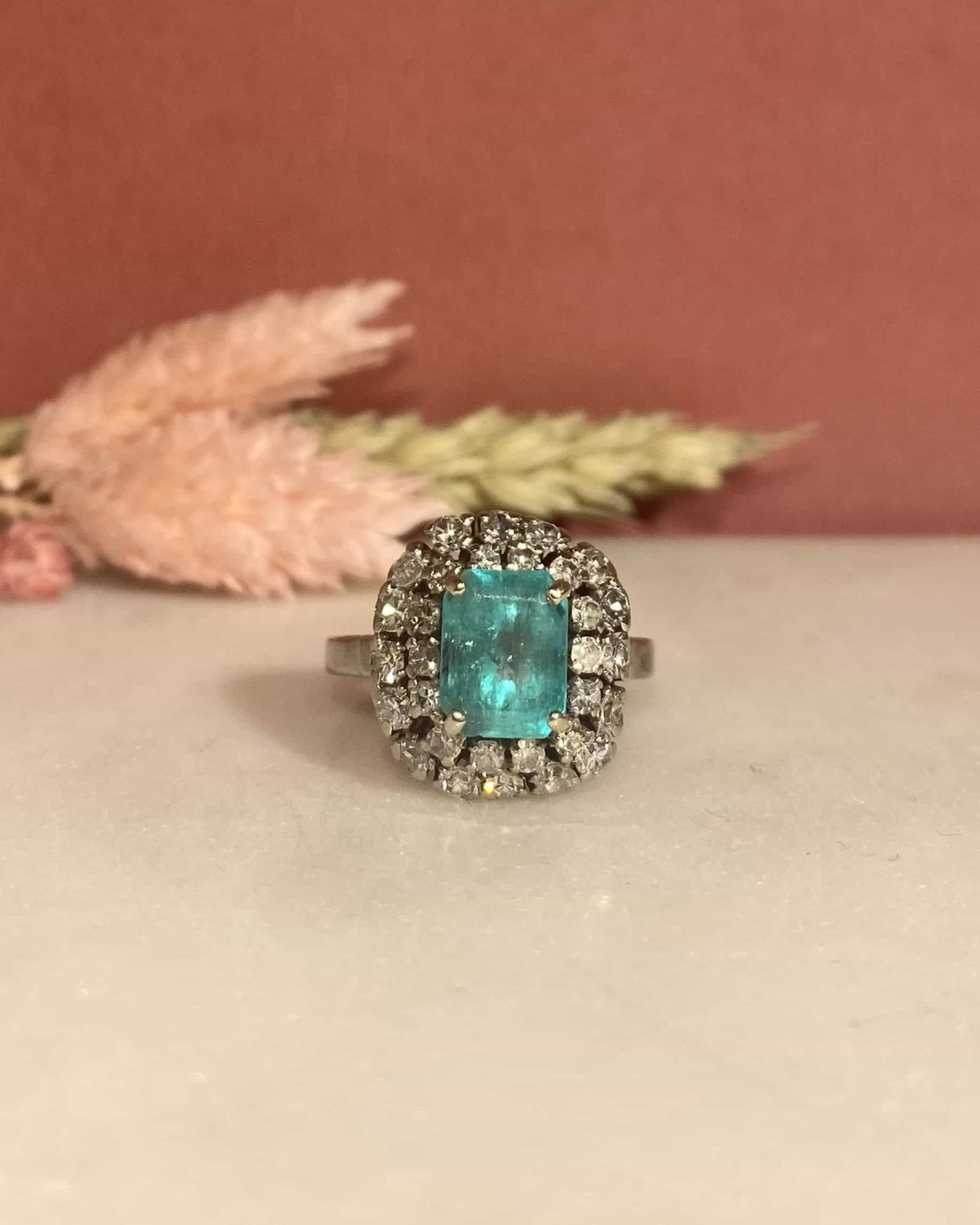 Bague Marguerite Émeraude 2 carats &amp; 30 Diamants &quot;Elsie&quot; - Elliade Paris