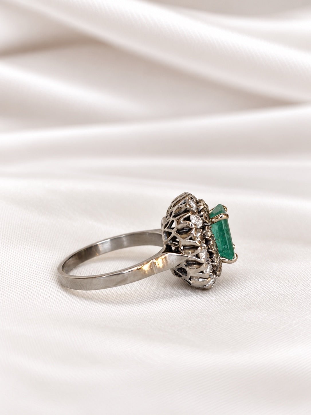 Bague Marguerite Émeraude 2 carats &amp; Diamants 0.88 carat 6.26g "Elise" - Elliade Paris