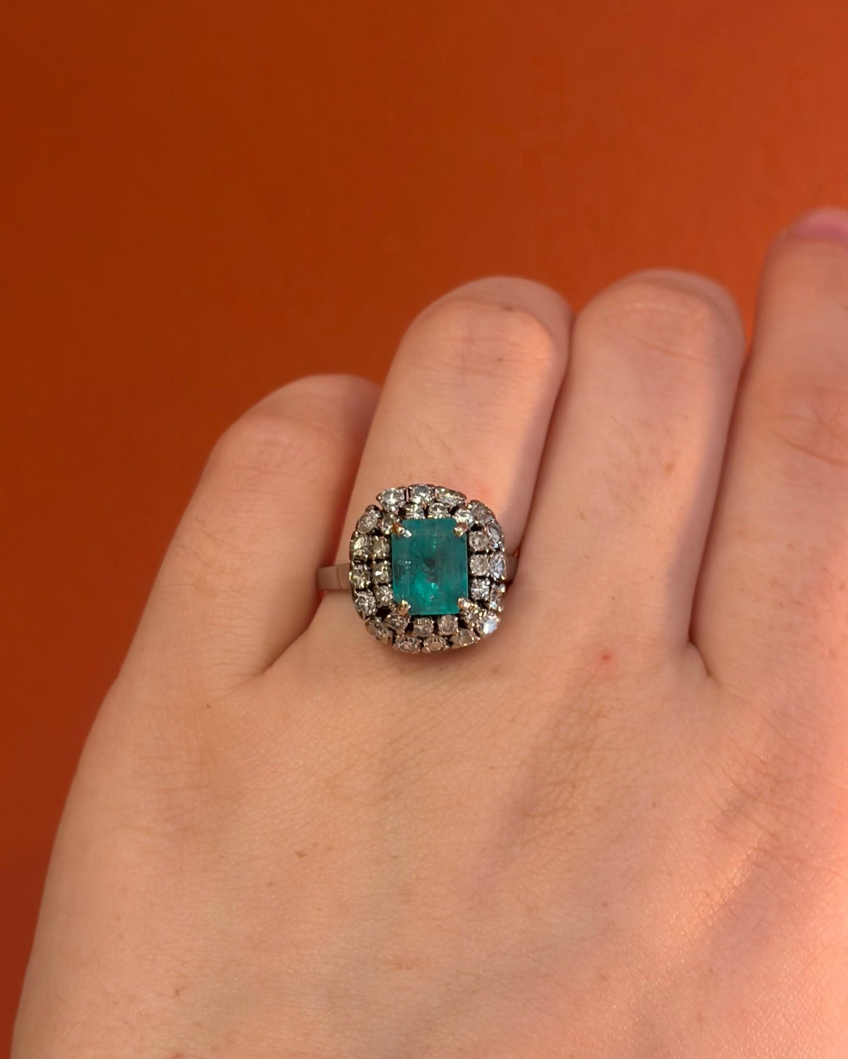 Bague Marguerite Émeraude 2 carats &amp; Diamants 0.88 carat 6.26g "Elise" - Elliade Paris