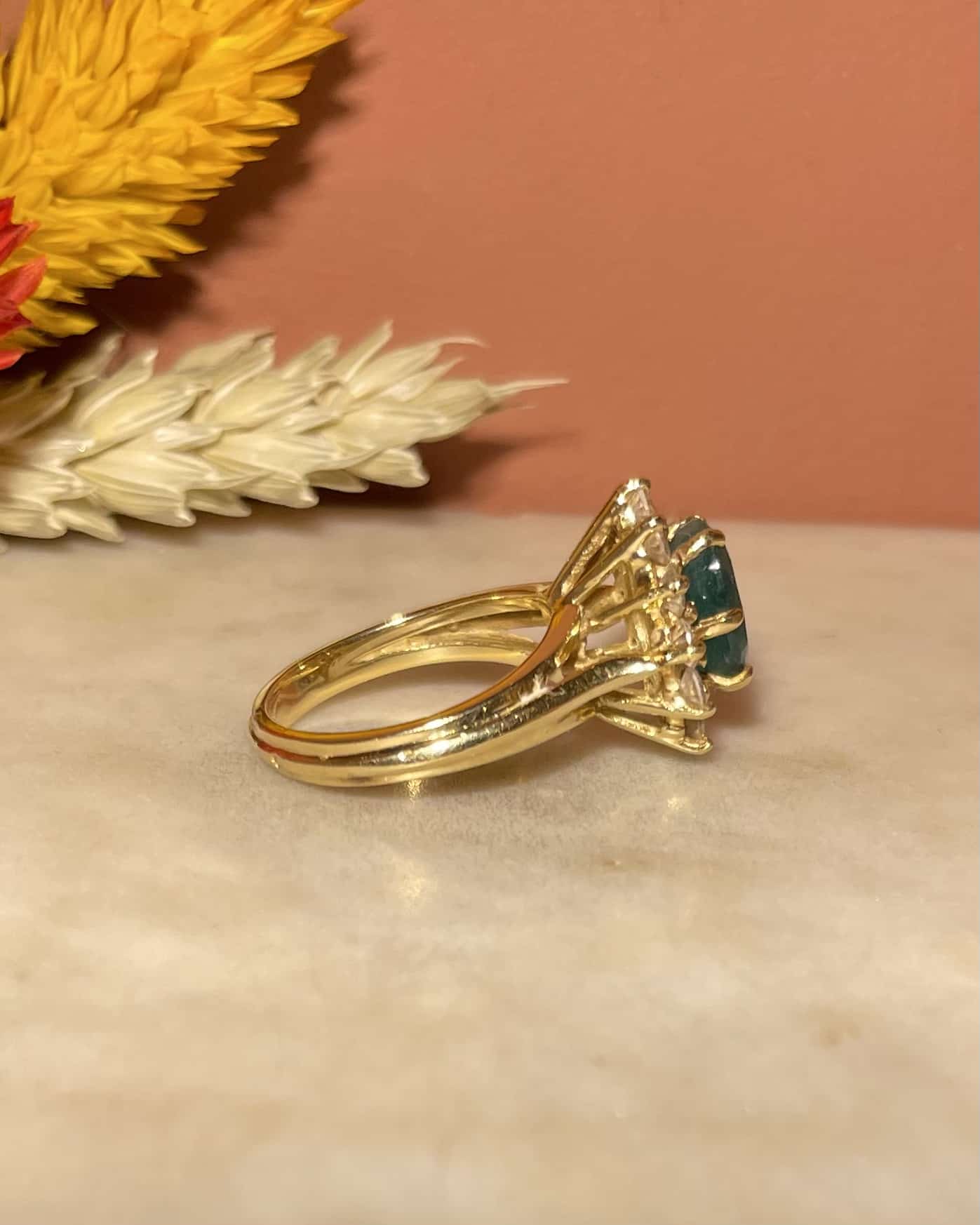 Bague Marguerite Émeraude 2 carats &amp; Diamants "Melyna" - Elliade Paris