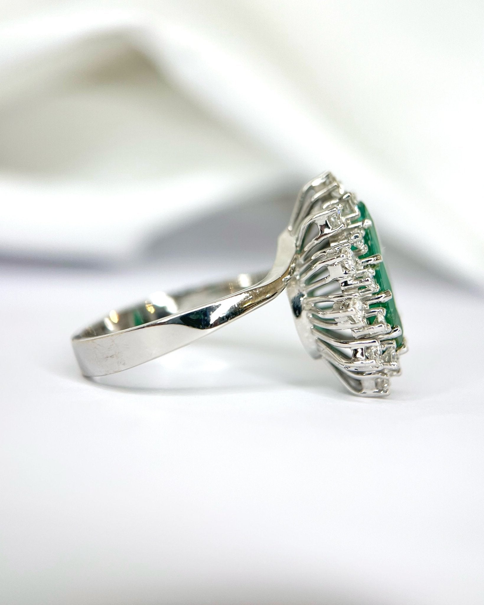 Bague Marguerite Émeraude 2.10 carats &amp; Diamants 0.77 carat 7,89g "Héloïse" - Elliade Paris