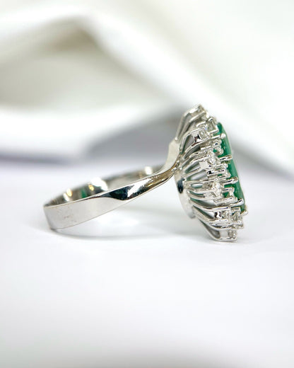 Bague Marguerite Émeraude 2.10 carats &amp; Diamants 0.77 carat 7,89g "Héloïse" - Elliade Paris
