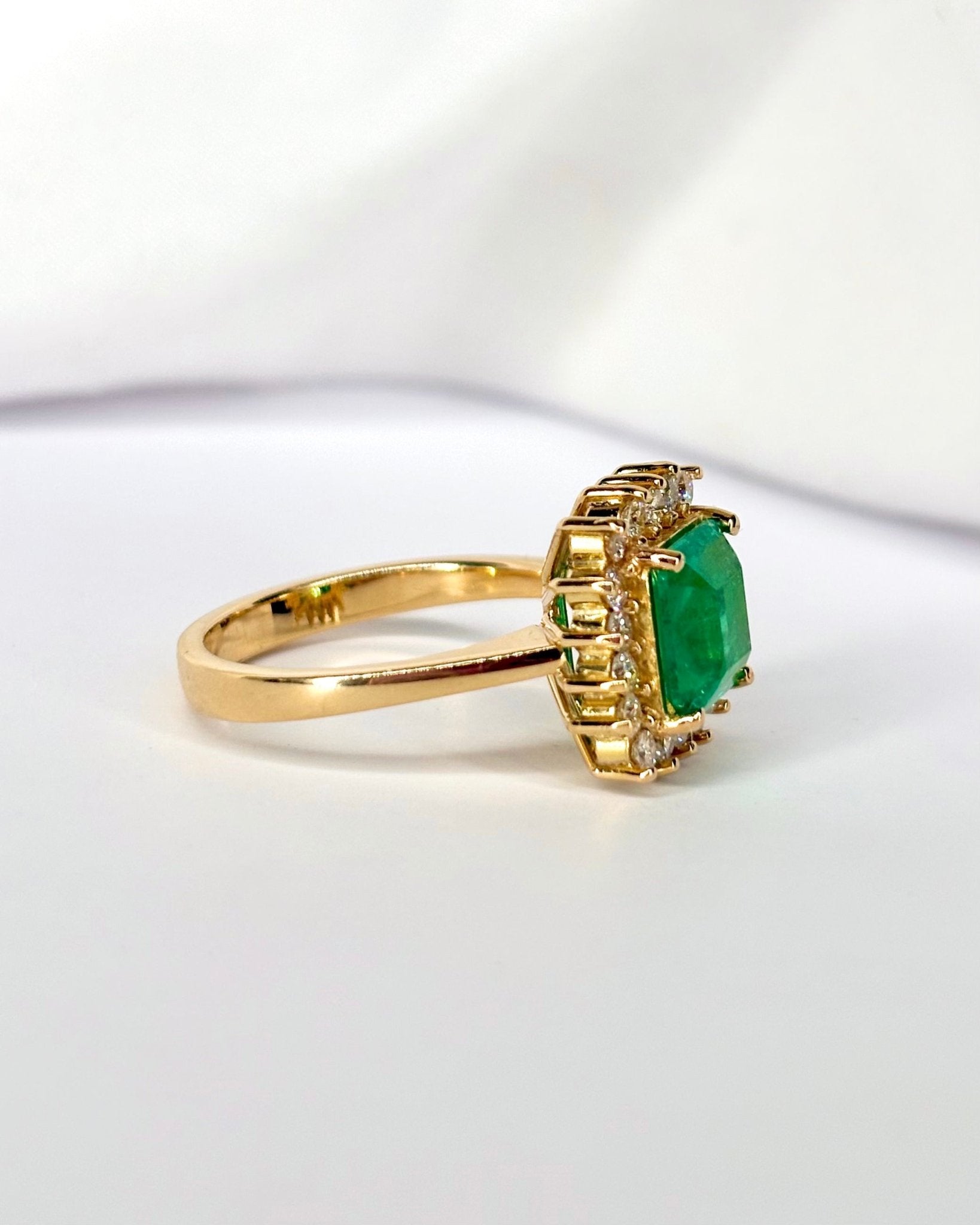 Bague Marguerite Emeraude 2.12 carats &amp; Diamants "Monica" - Elliade Paris