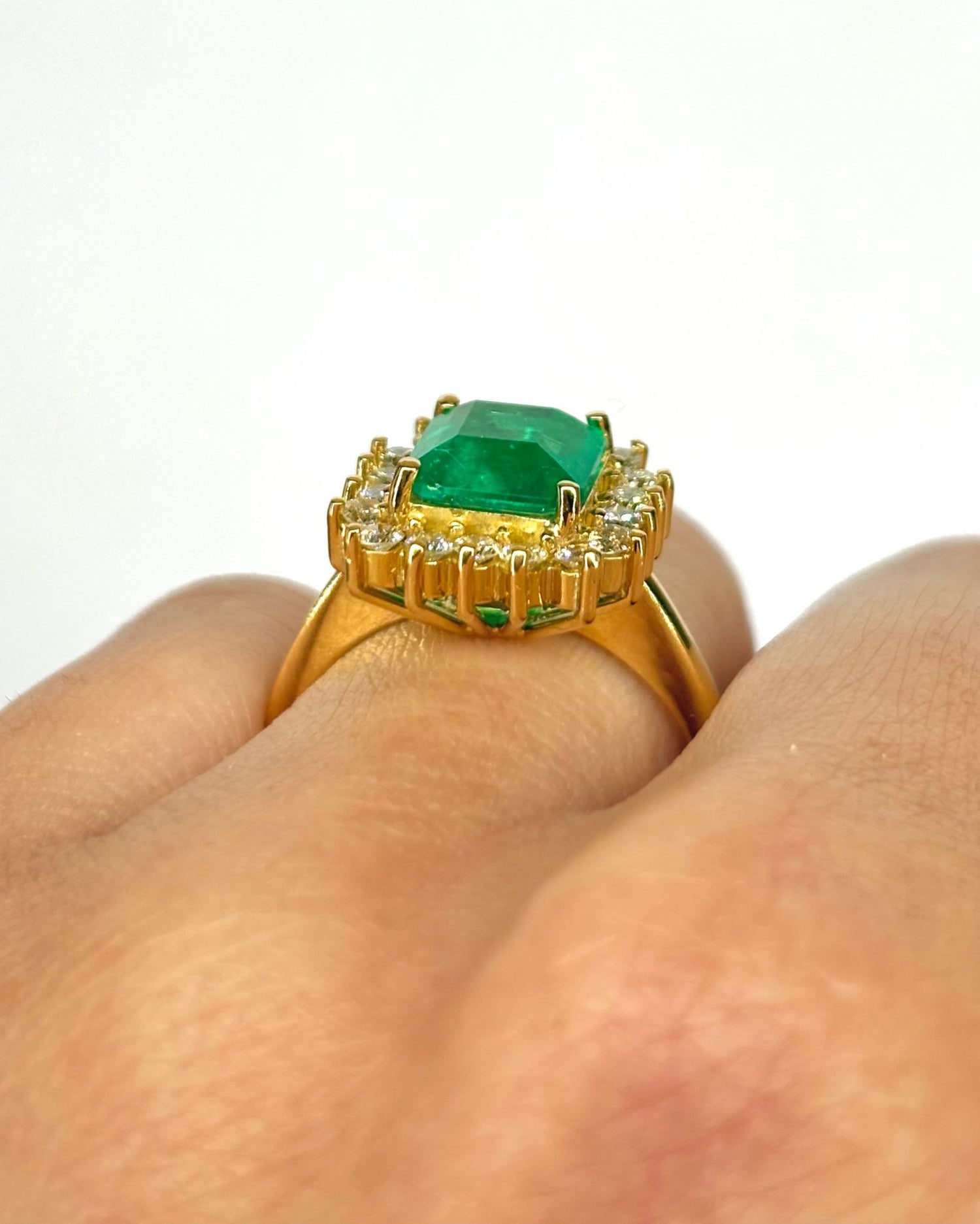 Bague Marguerite Emeraude 2.12 carats &amp; Diamants "Monica" - Elliade Paris