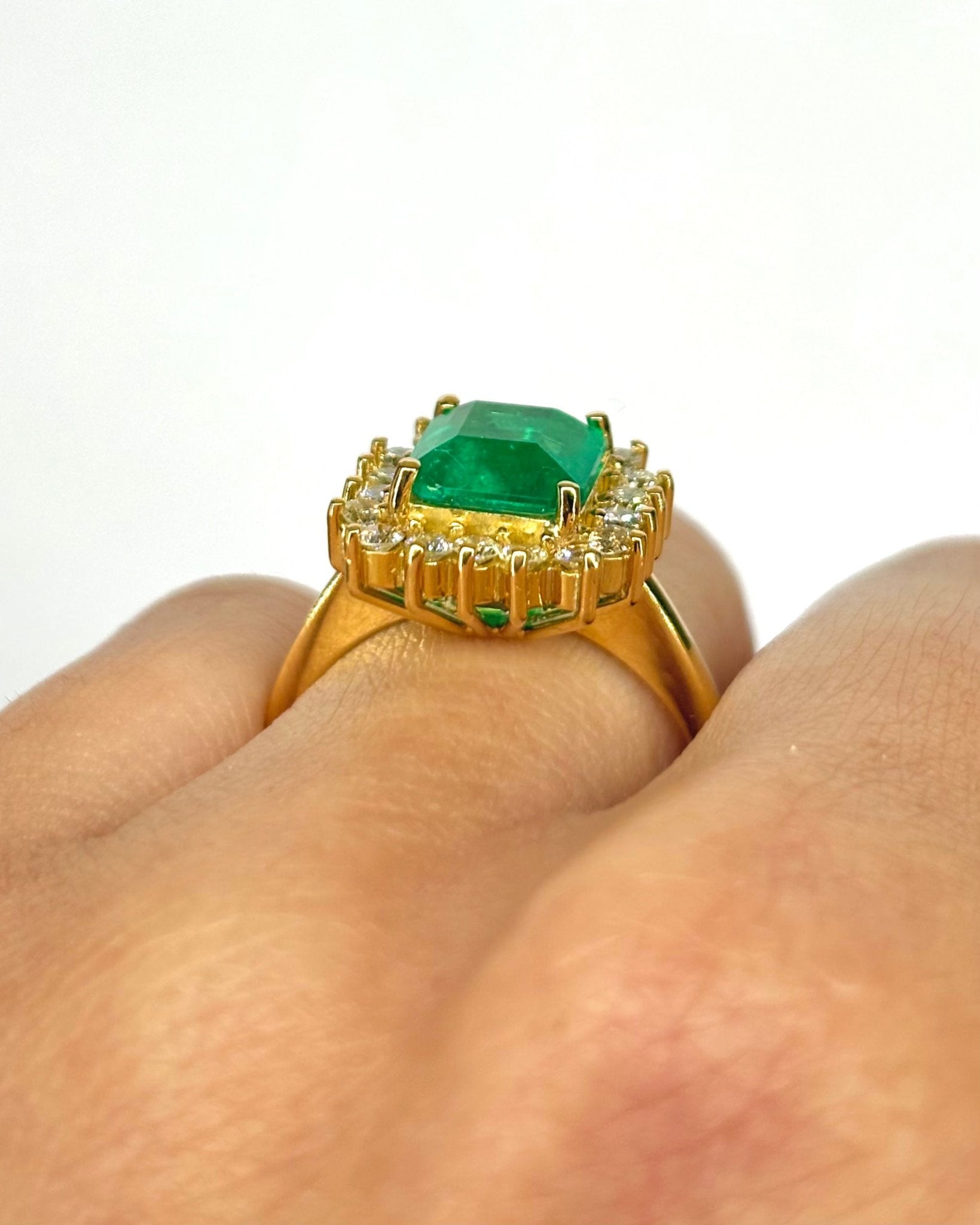 Bague Marguerite Emeraude 2.12 carats &amp; Diamants "Monica" - Elliade Paris