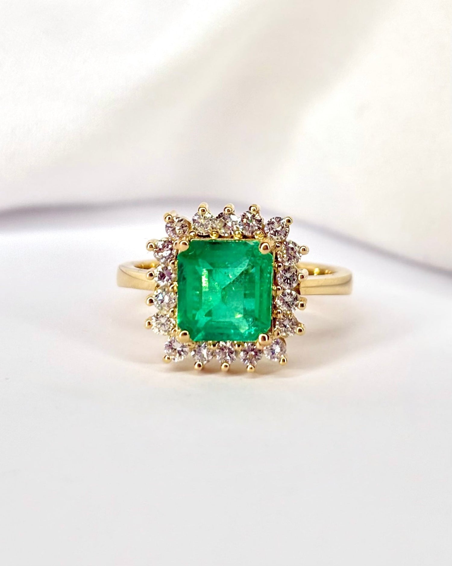 Bague Marguerite Emeraude 2.12 carats &amp; Diamants "Monica" - Elliade Paris