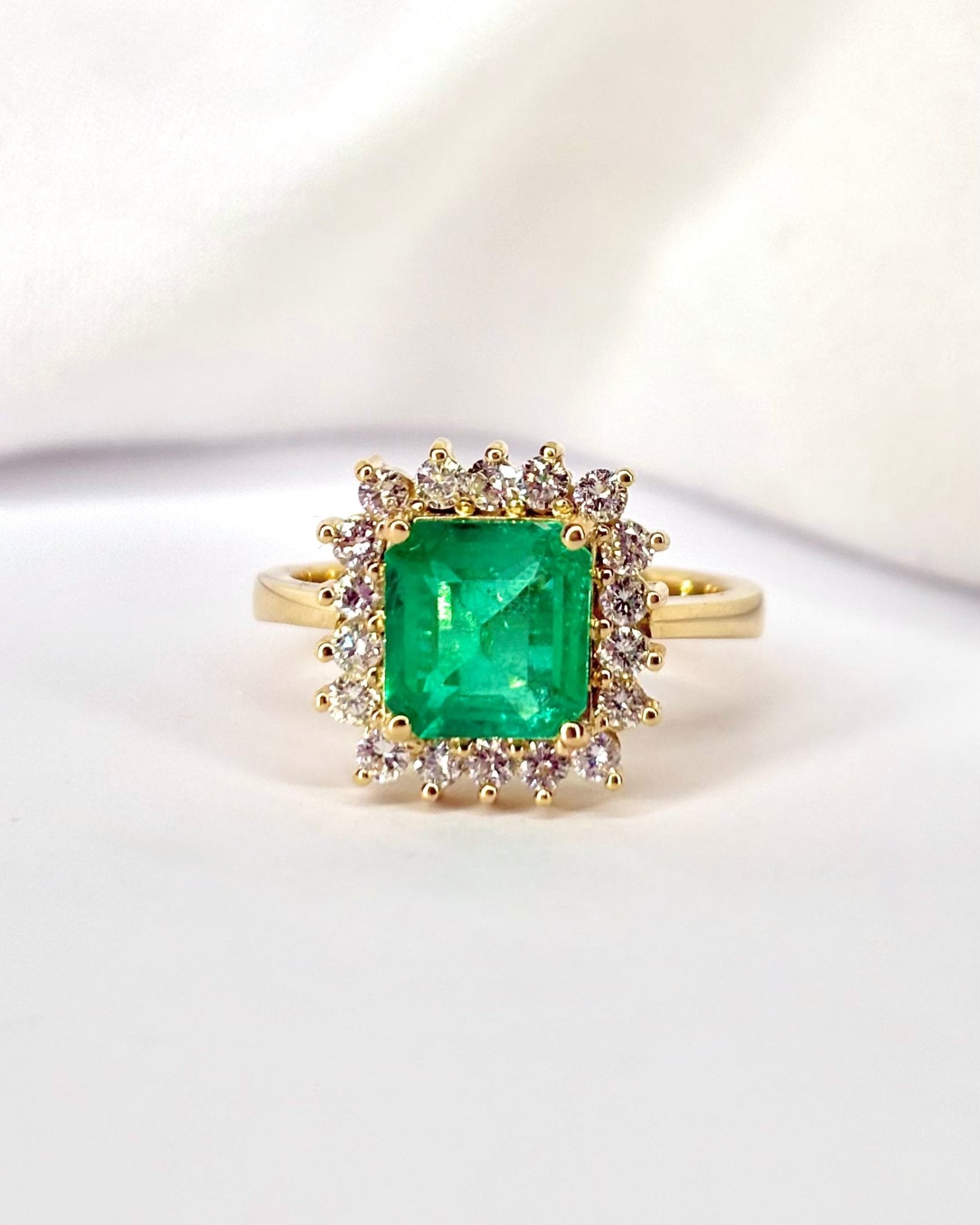 Bague Marguerite Emeraude 2.12 carats &amp; Diamants "Monica" - Elliade Paris