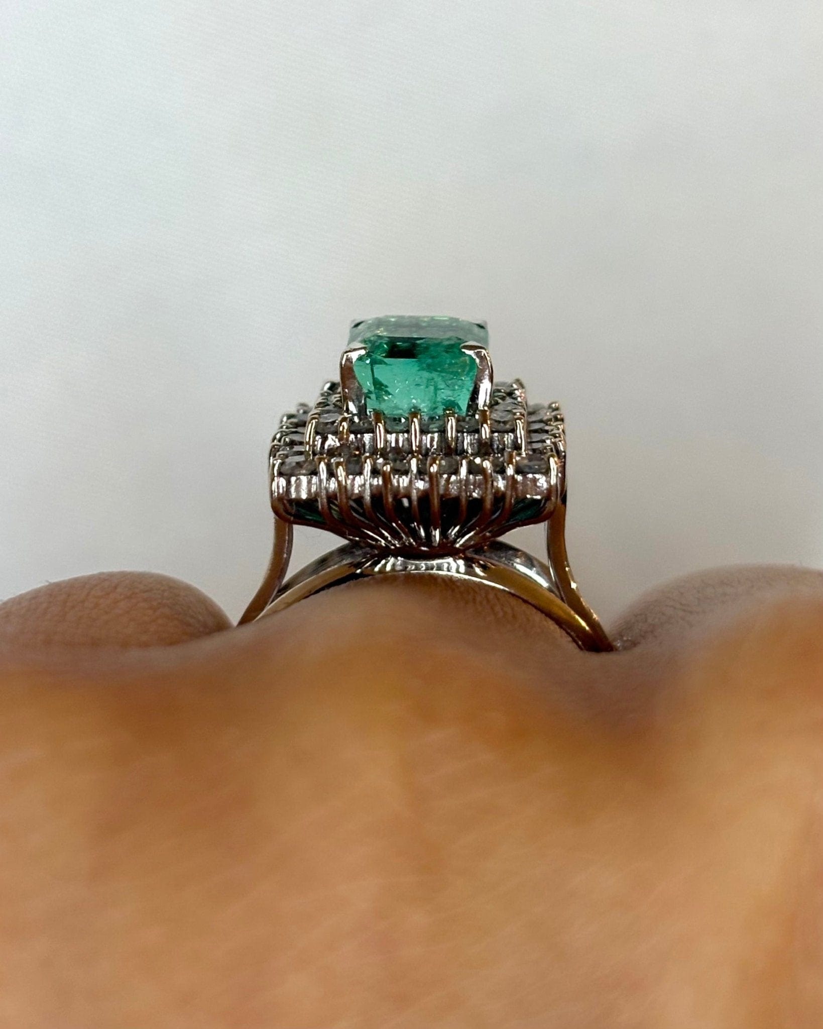 Bague Marguerite Émeraude 2.80 carats &amp; Diamants 0.80 carat "Sixtine" - Elliade Paris