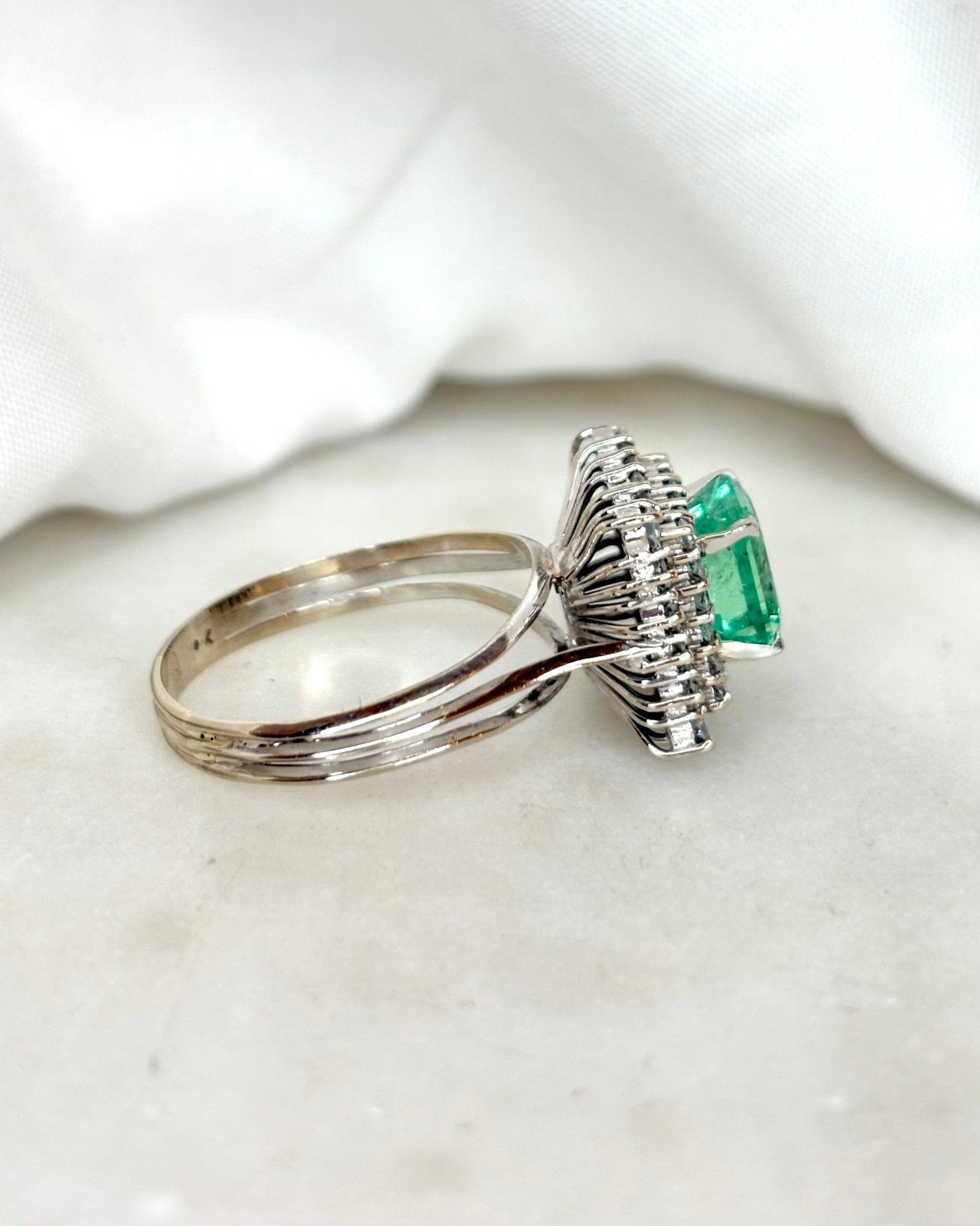 Bague Marguerite Émeraude 2.80 carats &amp; Diamants 0.80 carat "Sixtine" - Elliade Paris