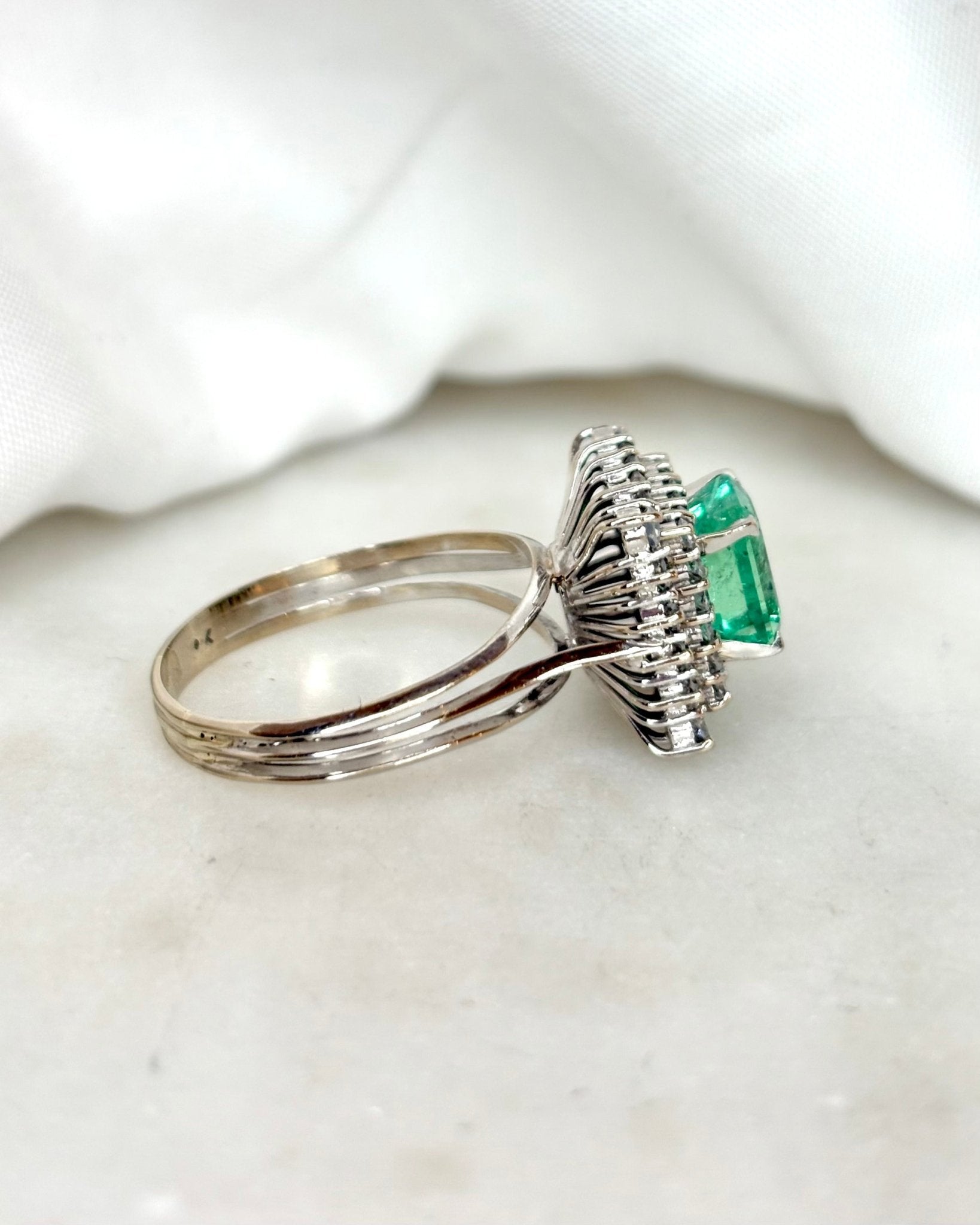 Bague Marguerite Émeraude 2.80 carats &amp; Diamants 0.80 carat &quot;Sixtine&quot; - Elliade Paris