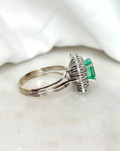 Bague Marguerite Émeraude 2.80 carats &amp; Diamants 0.80 carat &quot;Sixtine&quot; - Elliade Paris