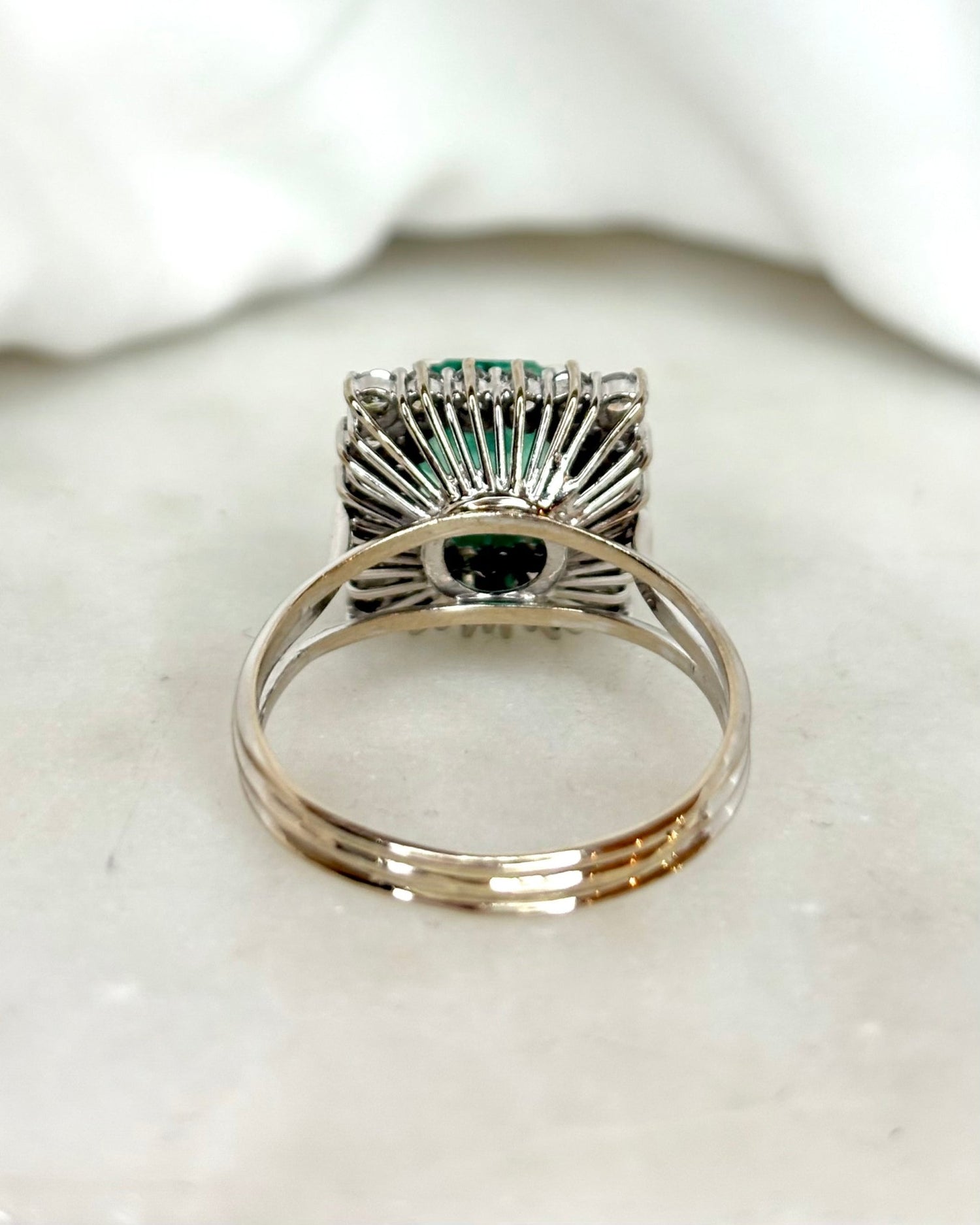 Bague Marguerite Émeraude 2.80 carats &amp; Diamants 0.80 carat &quot;Sixtine&quot; - Elliade Paris