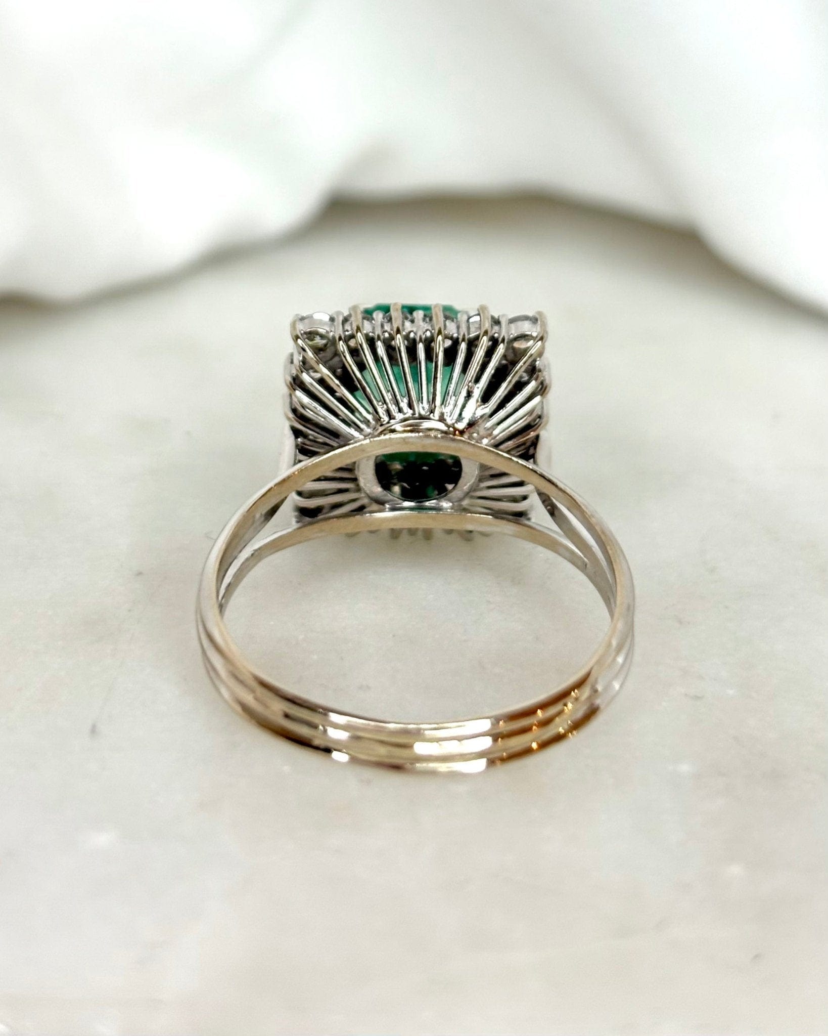 Bague Marguerite Émeraude 2.80 carats &amp; Diamants 0.80 carat "Sixtine" - Elliade Paris
