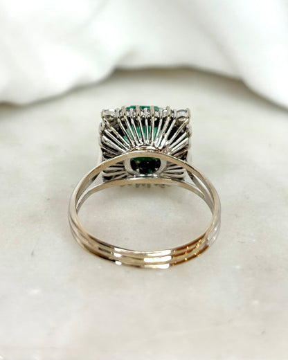 Bague Marguerite Émeraude 2.80 carats &amp; Diamants 0.80 carat &quot;Sixtine&quot; - Elliade Paris