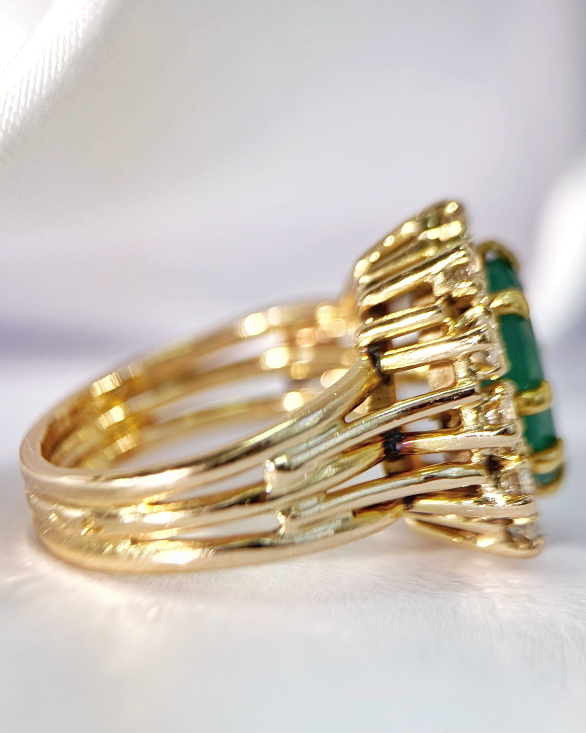 Bague Marguerite Émeraude 2.80 carats &amp; Diamants 9.92g "Corneille" - Elliade Paris