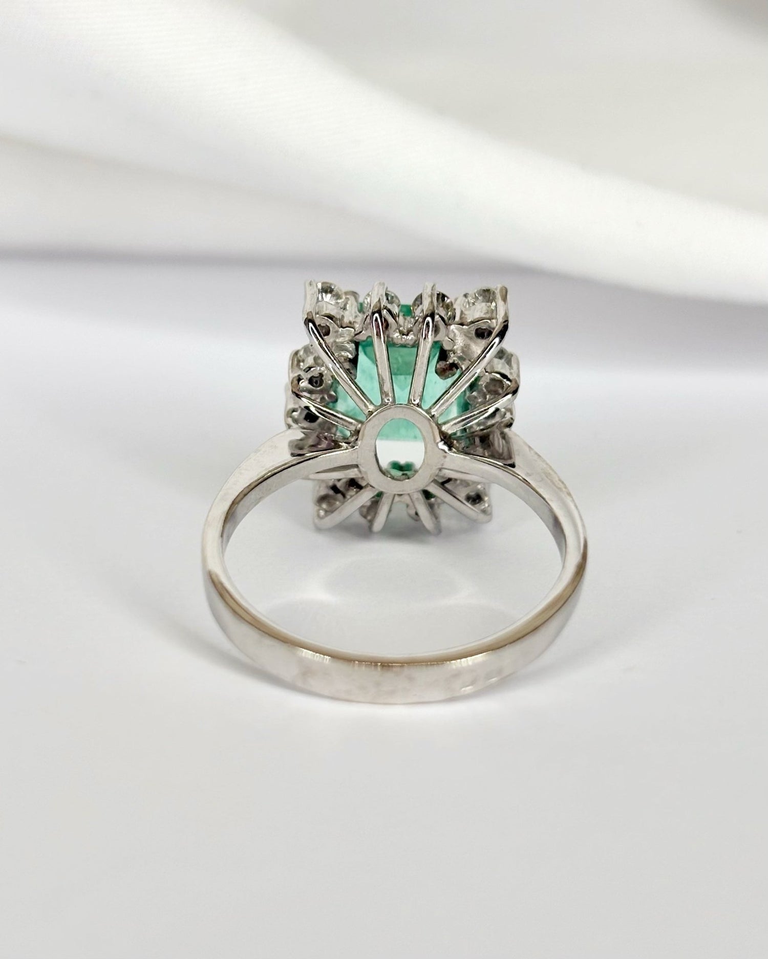 Bague Marguerite Émeraude 3 carats &amp; Diamants 0.42 carat "Manuella" - Elliade Paris