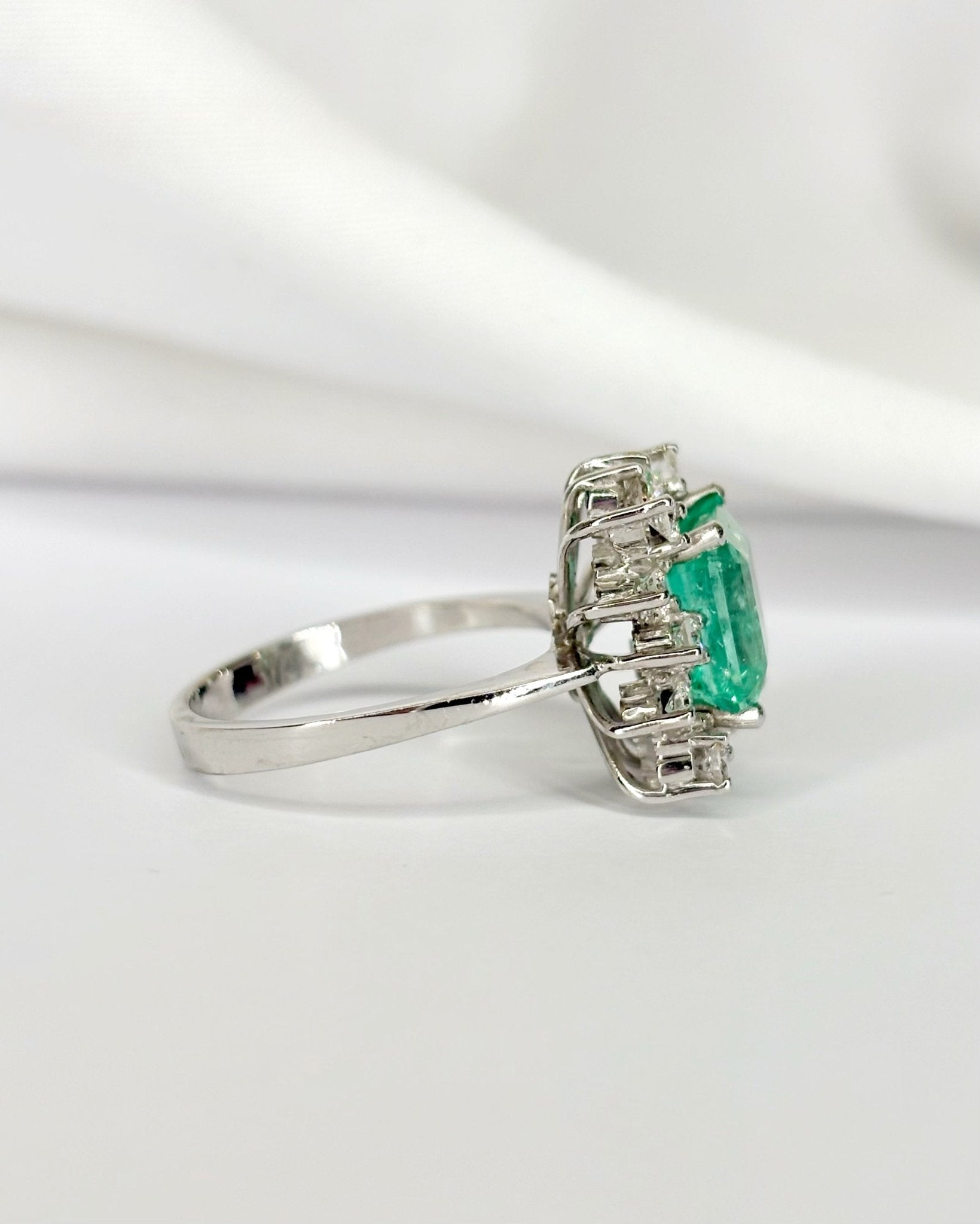 Bague Marguerite Émeraude 3 carats &amp; Diamants 0.42 carat "Manuella" - Elliade Paris