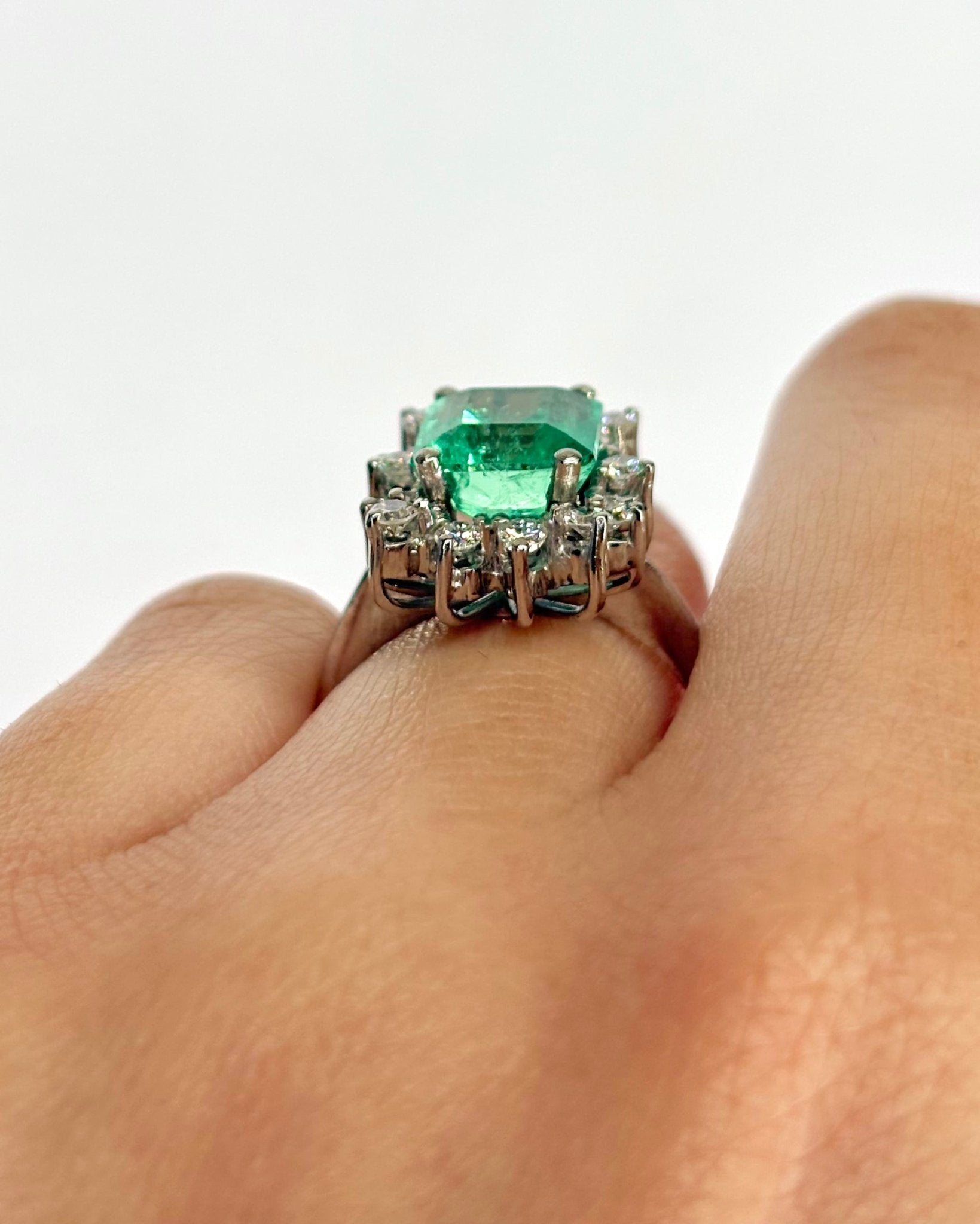 Bague Marguerite Émeraude 3 carats &amp; Diamants 0.42 carat "Manuella" - Elliade Paris
