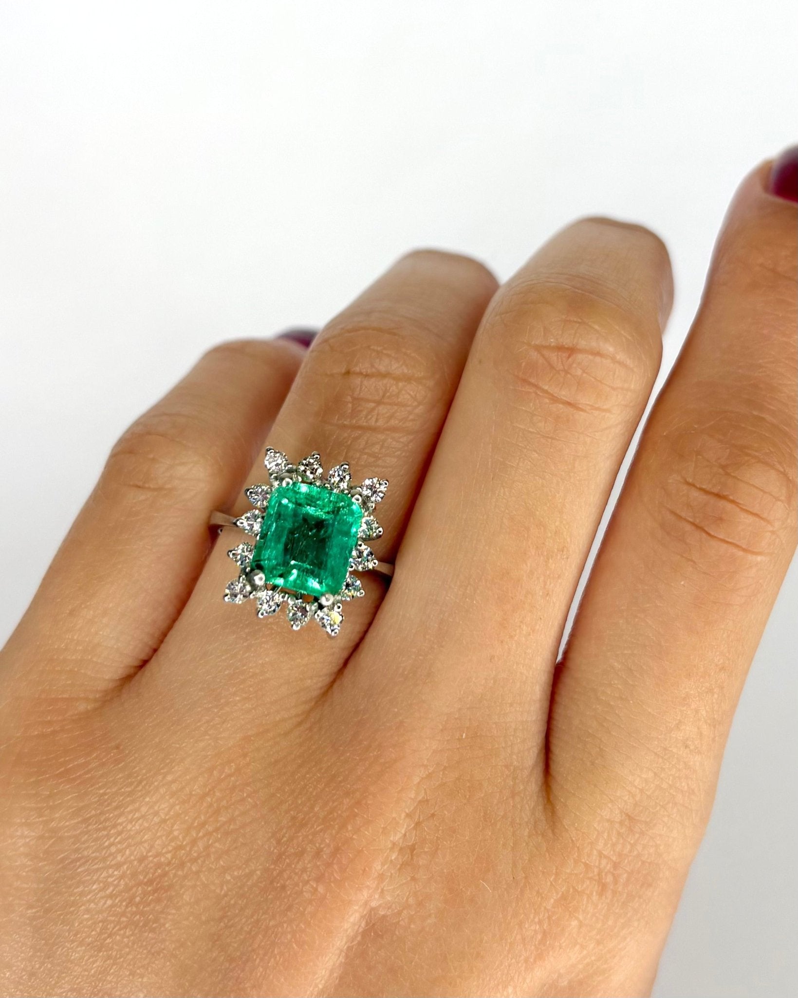 Bague Marguerite Émeraude 3 carats &amp; Diamants 0.42 carat "Manuella" - Elliade Paris