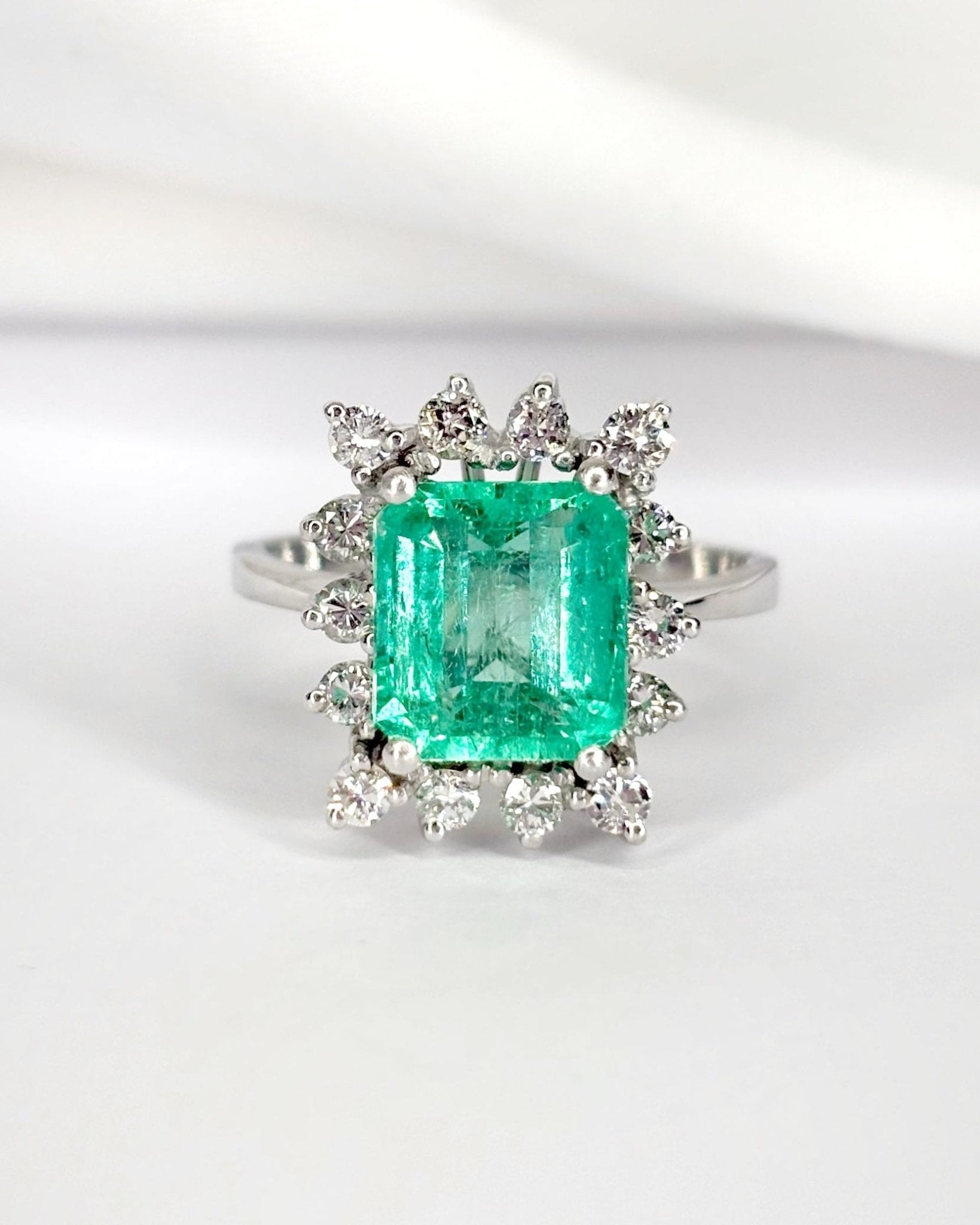 Bague Marguerite Émeraude 3 carats &amp; Diamants 0.42 carat "Manuella" - Elliade Paris