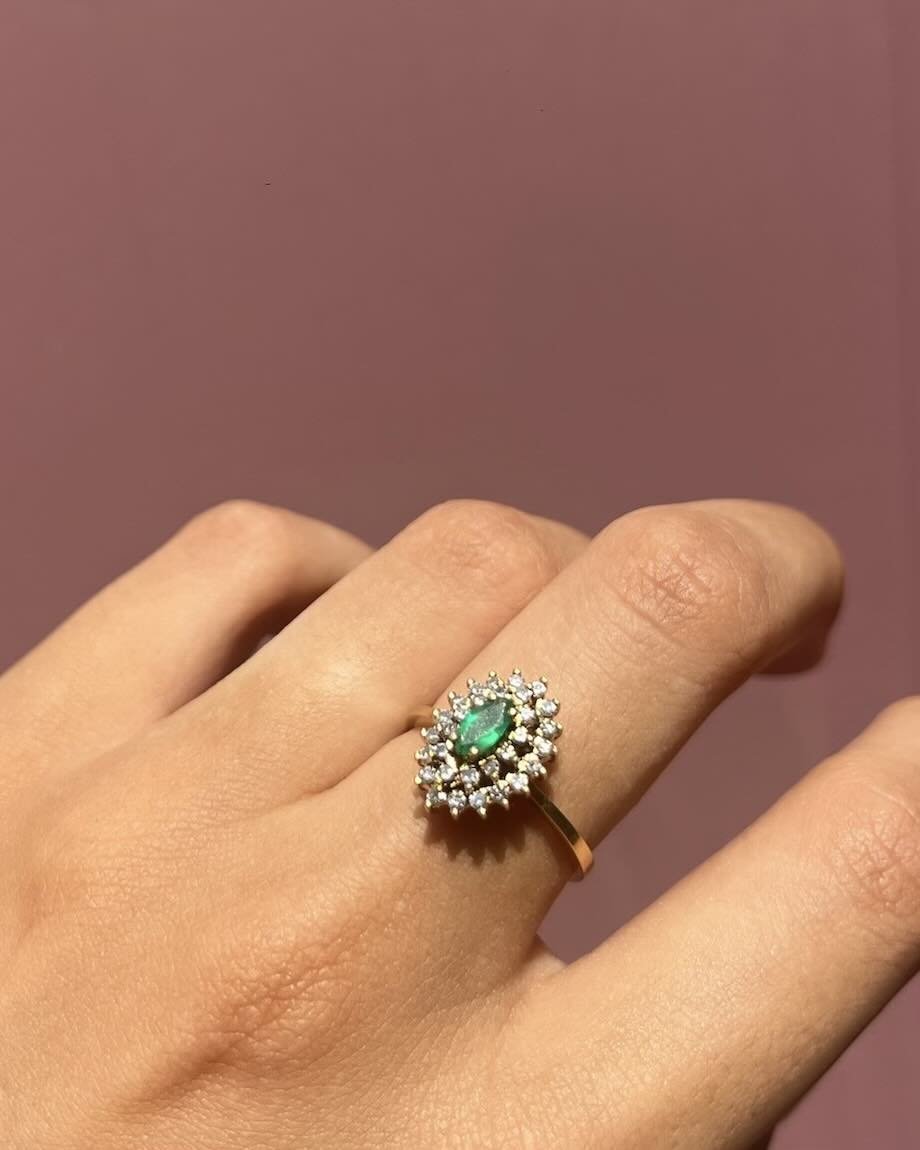Bague Marguerite Émeraude &amp; 30 Diamants "Sarane" - Elliade Paris