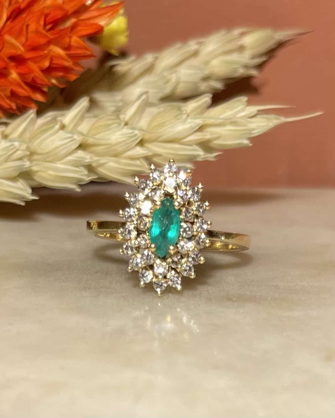 Bague Marguerite Émeraude &amp; 30 Diamants "Sarane" - Elliade Paris