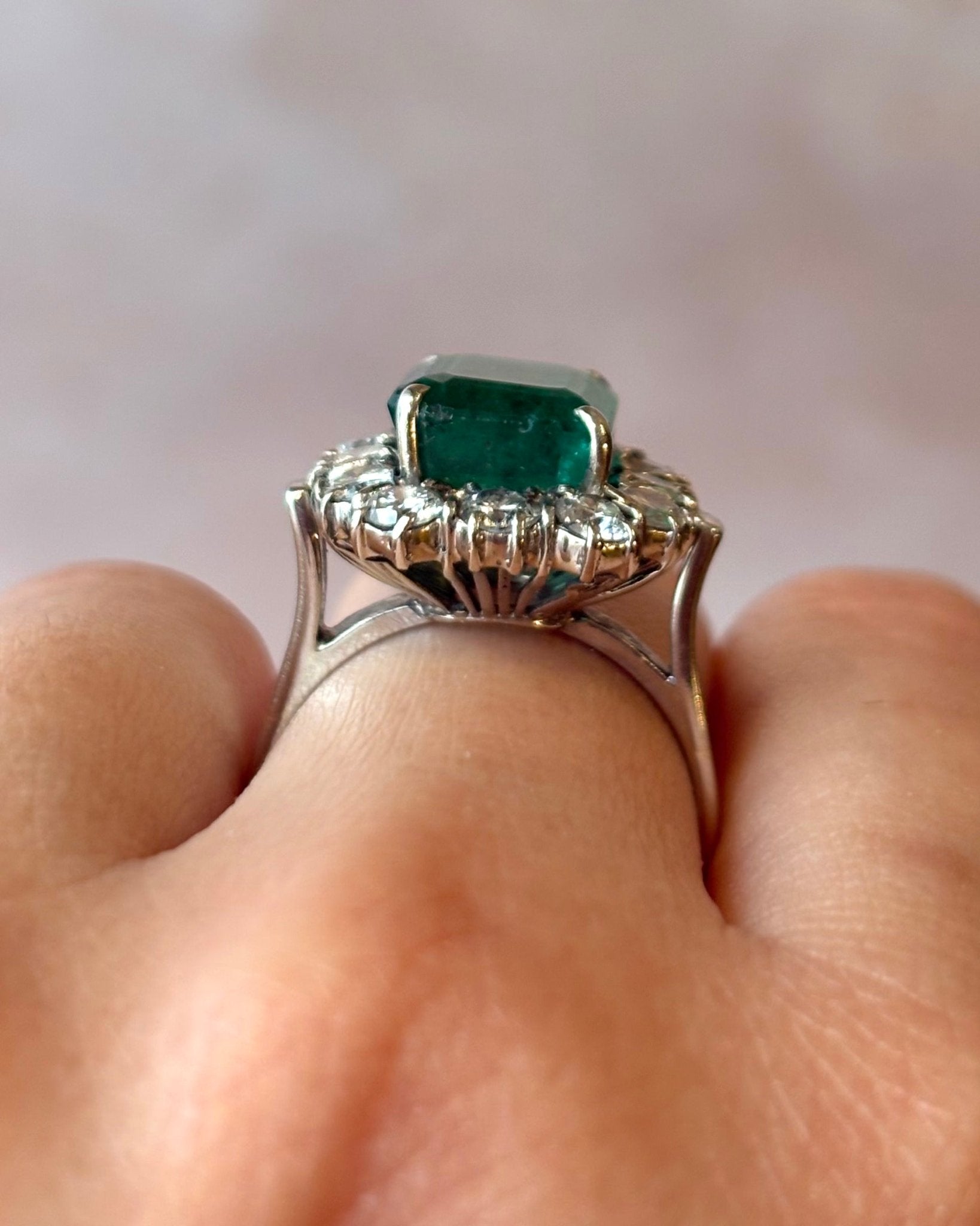 Bague Marguerite Émeraude 3.35 carats &amp; Diamants 0.84 carat "Amandine" - Elliade Paris