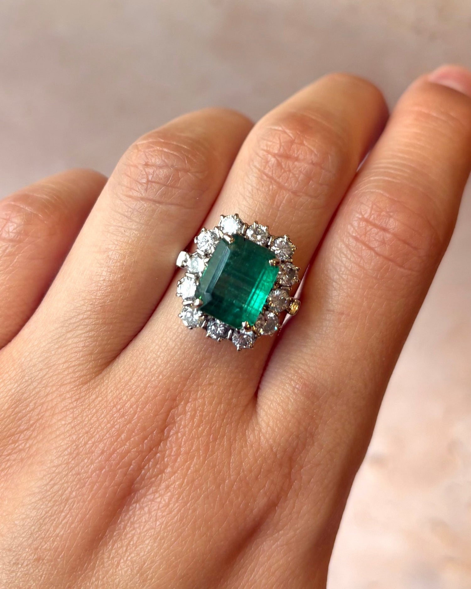 Bague Marguerite Émeraude 3.35 carats &amp; Diamants 0.84 carat "Amandine" - Elliade Paris