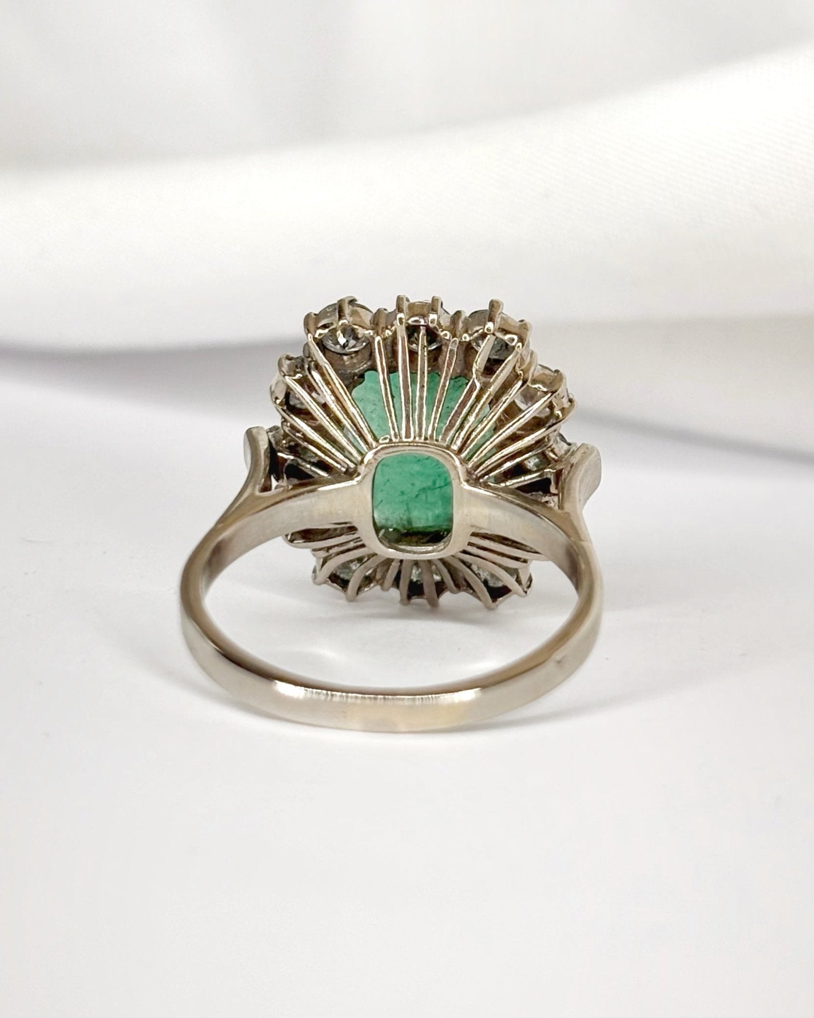 Bague Marguerite Émeraude 3.35 carats &amp; Diamants 0.84 carat "Amandine" - Elliade Paris