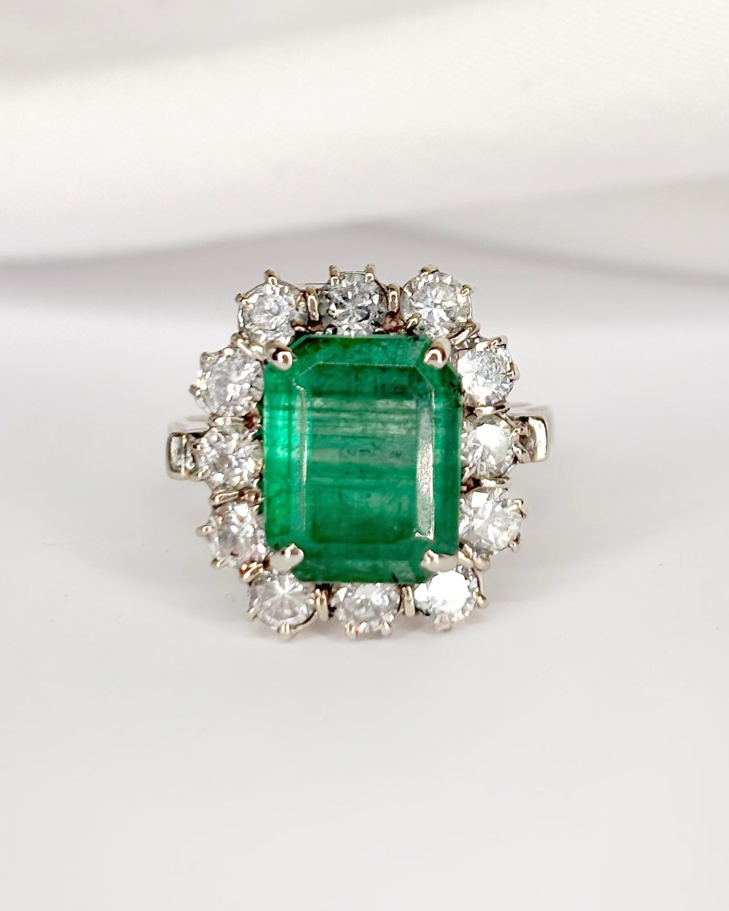 Bague Marguerite Émeraude 3.35 carats &amp; Diamants 0.84 carat "Amandine" - Elliade Paris