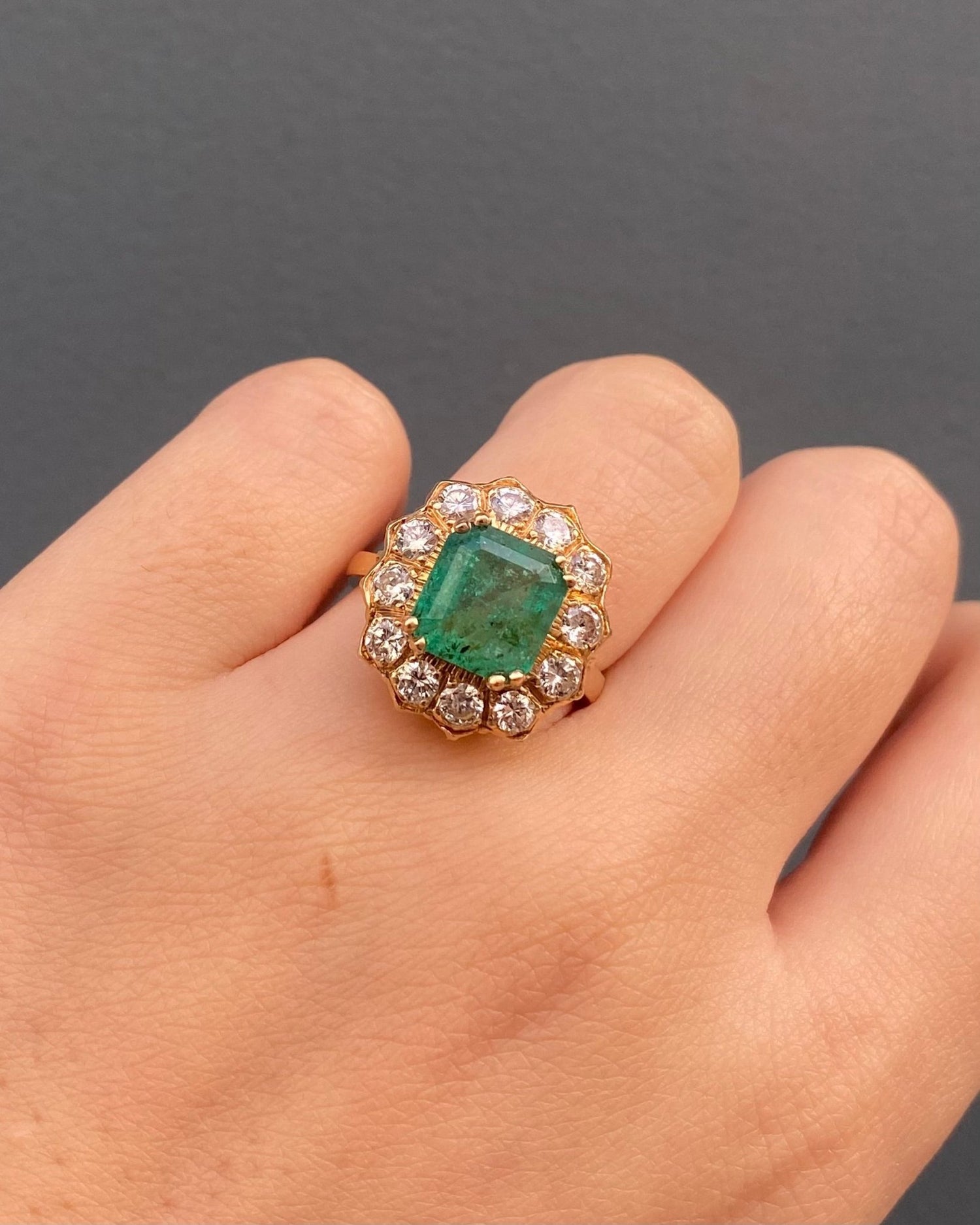 Bague Marguerite Émeraude 3.40 carats &amp; Diamants 0.84 carat &quot;Lauranne&quot; - Elliade Paris