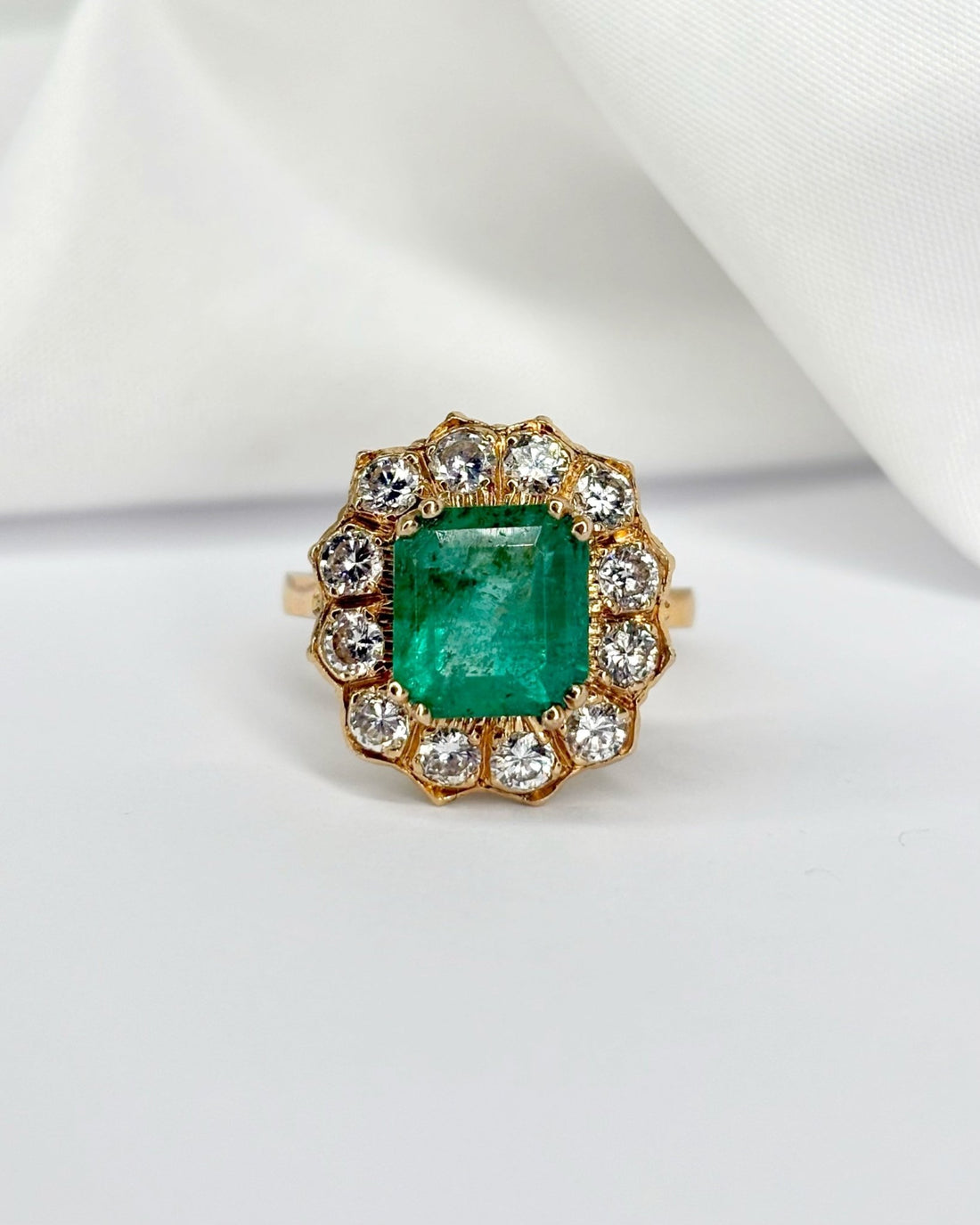 Bague Marguerite Émeraude 3.40 carats &amp; Diamants 0.84 carat &quot;Lauranne&quot; - Elliade Paris