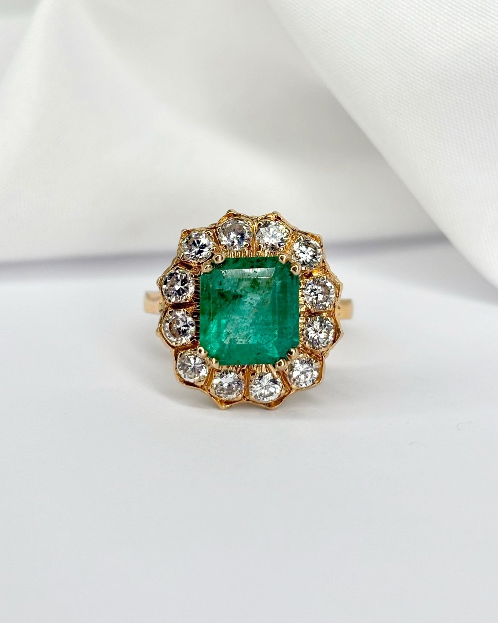Bague Marguerite Émeraude 3.40 carats &amp; Diamants 0.84 carat "Lauranne" - Elliade Paris