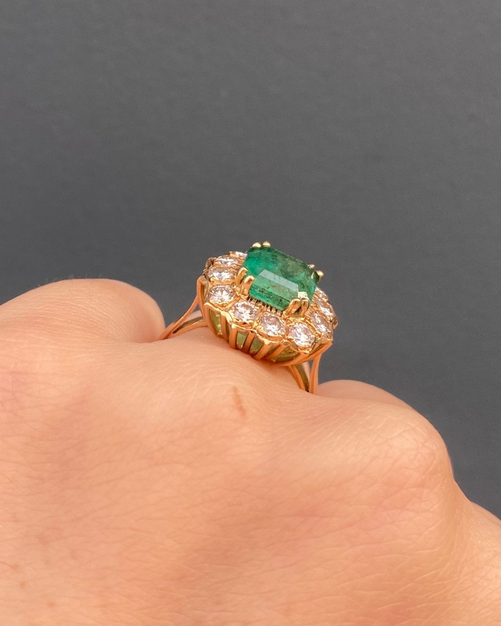 Bague Marguerite Émeraude 3.40 carats &amp; Diamants 0.84 carat &quot;Lauranne&quot; - Elliade Paris