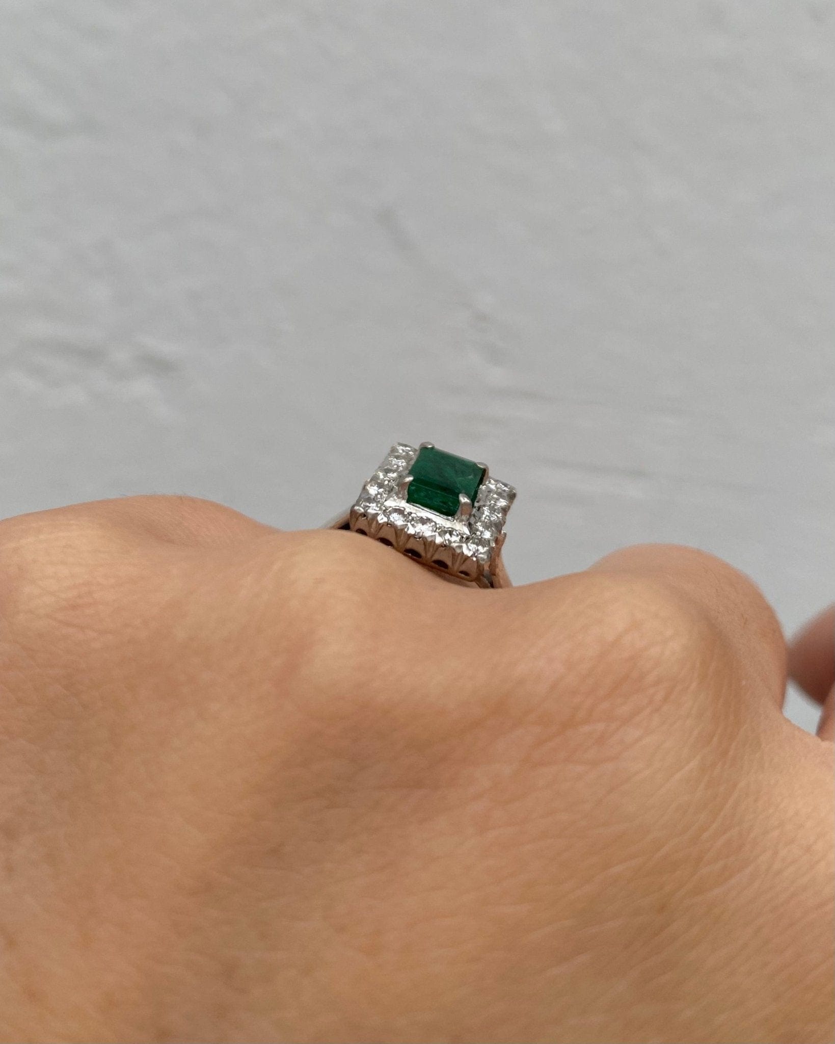 Bague Marguerite Émeraude 3.80 carats Diamants &amp; Argent Massif "Charlène" - Elliade Paris