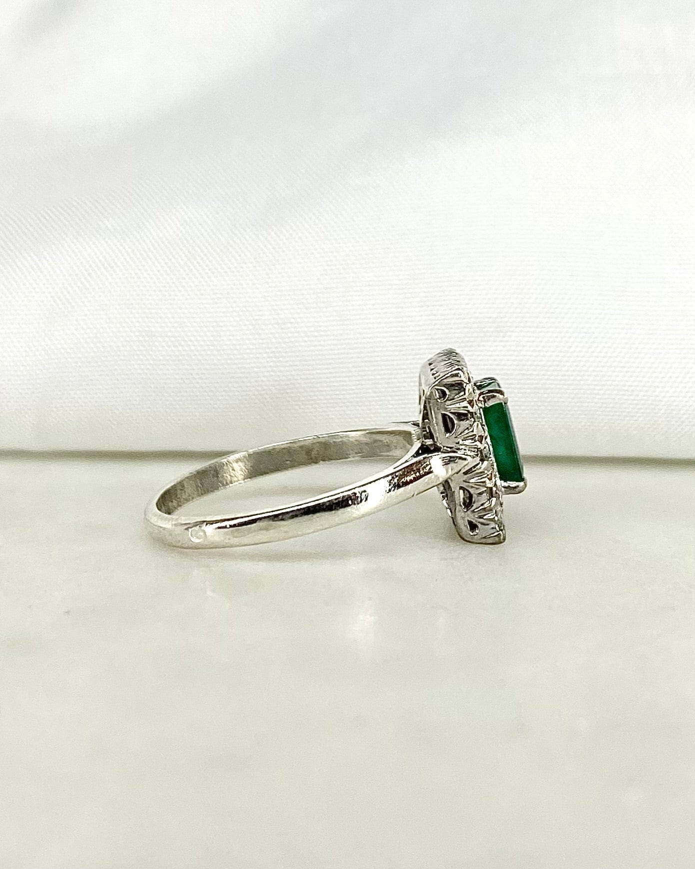 Bague Marguerite Émeraude 3.80 carats Diamants &amp; Argent Massif "Charlène" - Elliade Paris