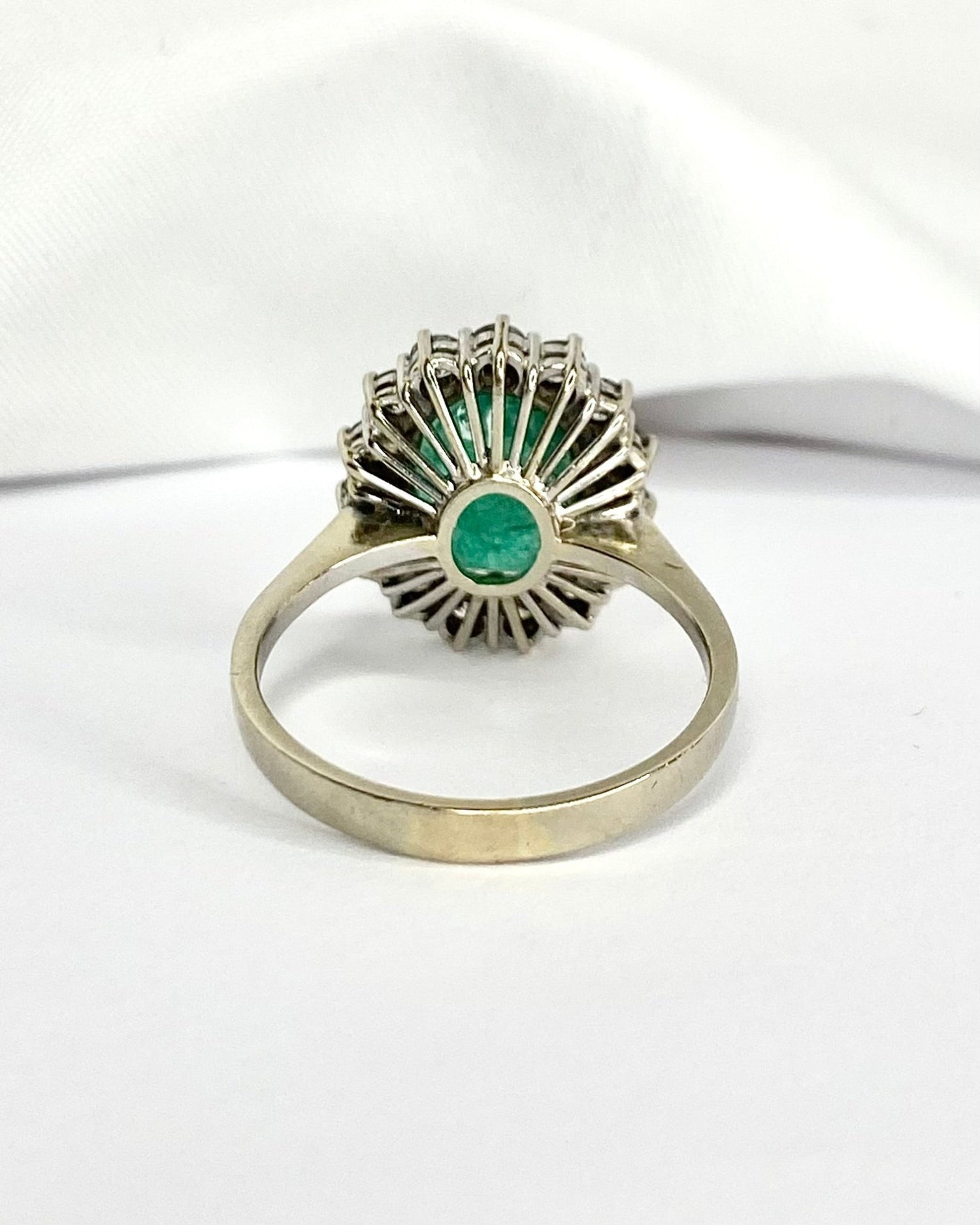Bague Marguerite Émeraude 4 carats &amp; Diamants 0.90 carat "Norah" - Elliade Paris