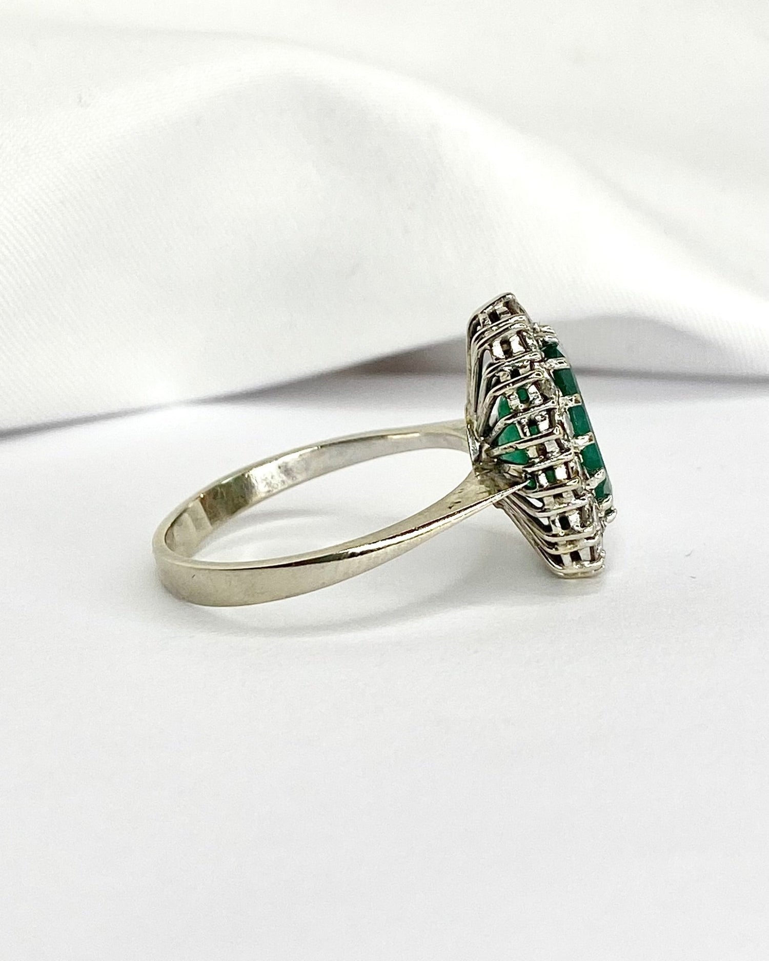 Bague Marguerite Émeraude 4 carats &amp; Diamants 0.90 carat "Norah" - Elliade Paris