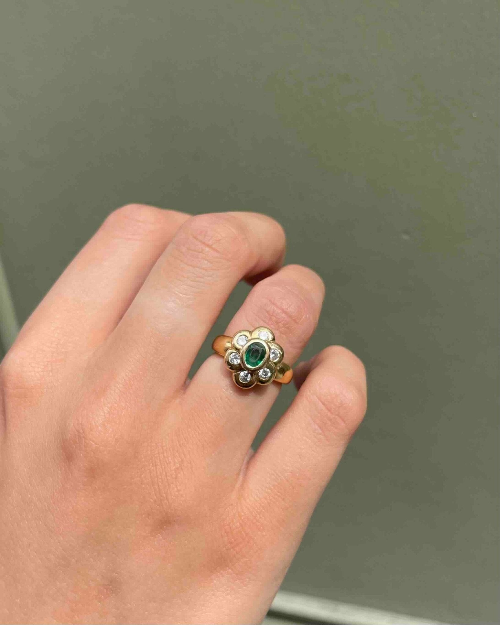 Bague Marguerite Émeraude &amp; 6 Diamants "Raya" - Elliade Paris