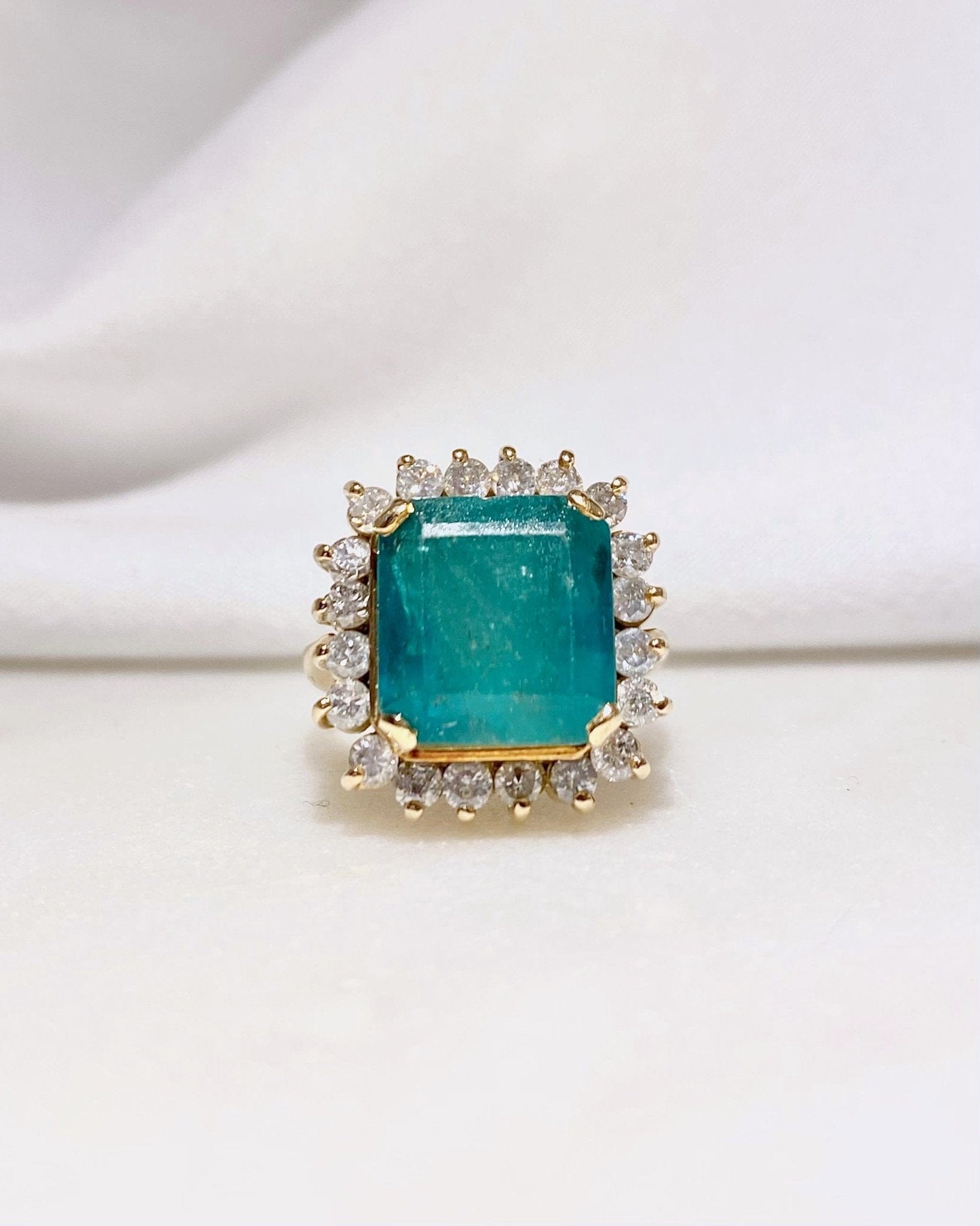 Bague Marguerite Emeraude 7.30 carats &amp; 20 Diamants "Fauvette" - Elliade Paris
