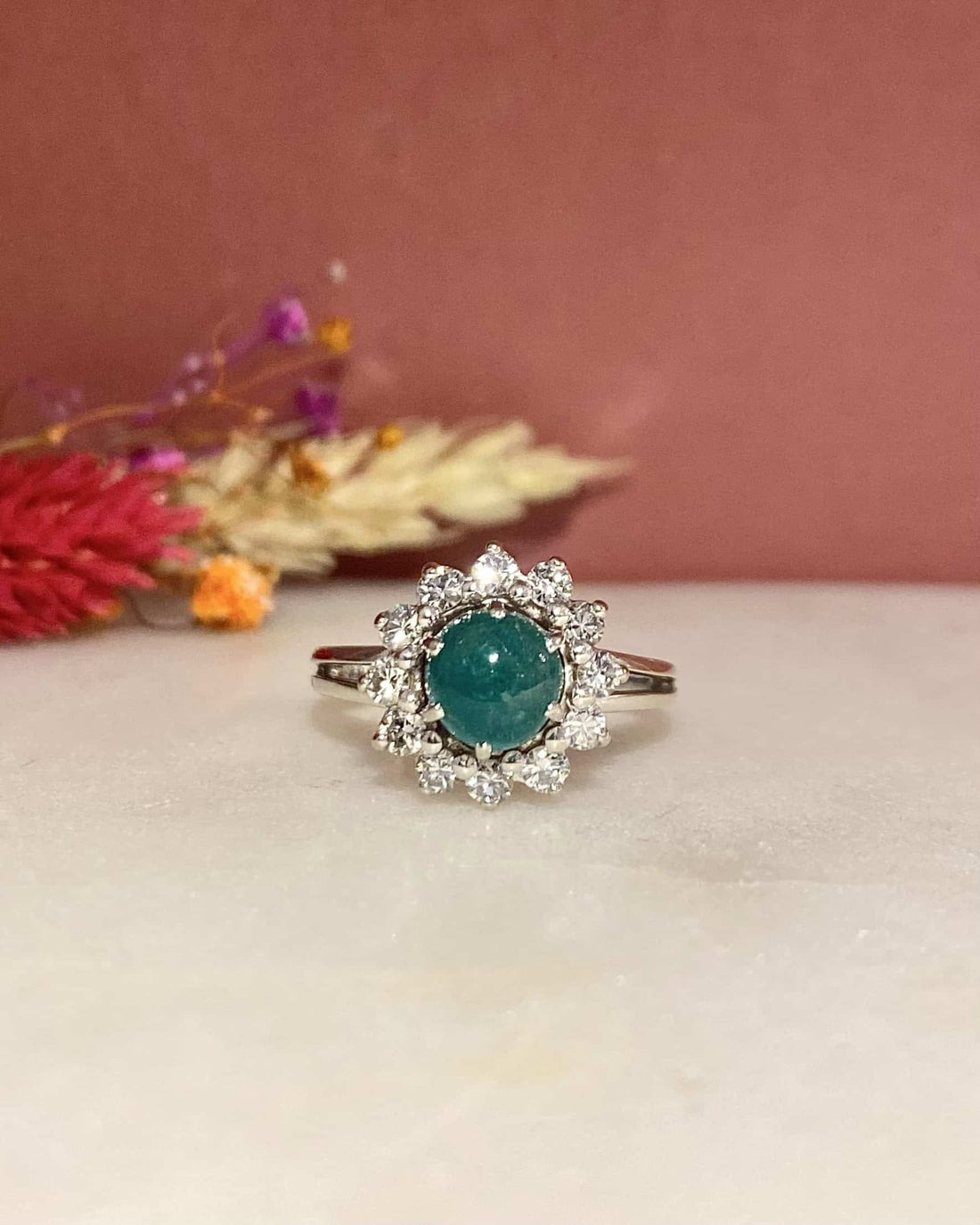Bague Marguerite Émeraude Cabochon 1.10 Carat &amp; Diamants &quot;Esthere&quot; - Elliade Paris